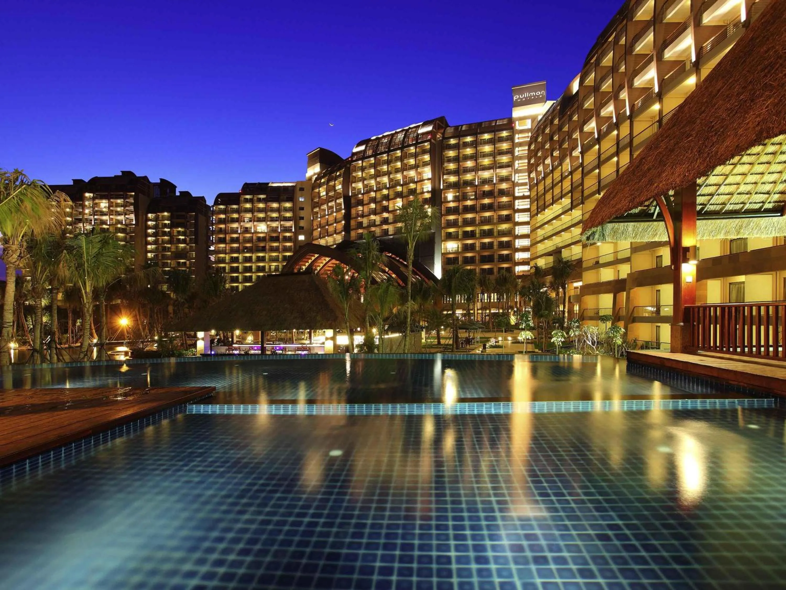 Lounge or bar in Pullman Oceanview Sanya Bay Resort & Spa