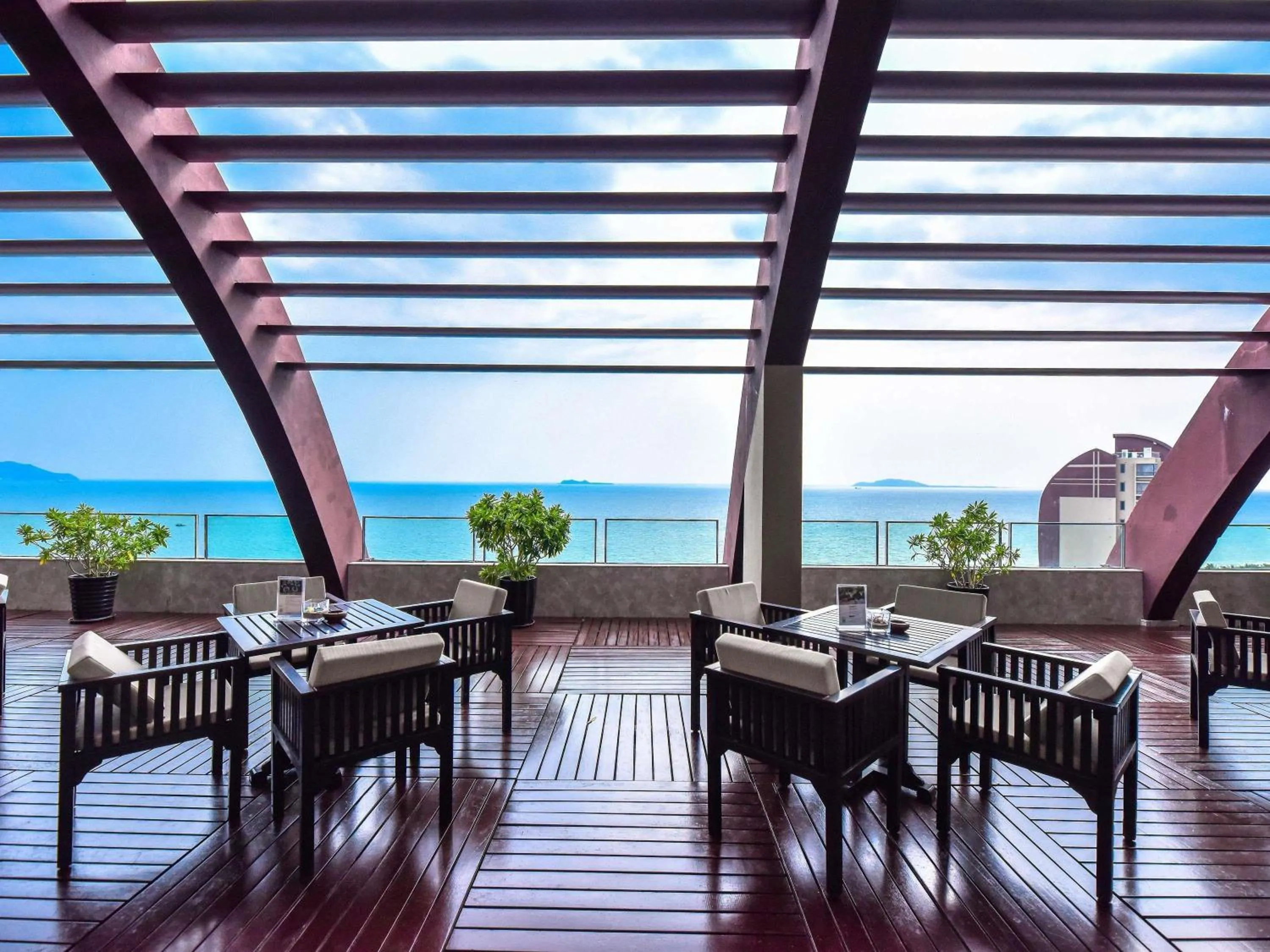 Lounge or bar in Pullman Oceanview Sanya Bay Resort & Spa