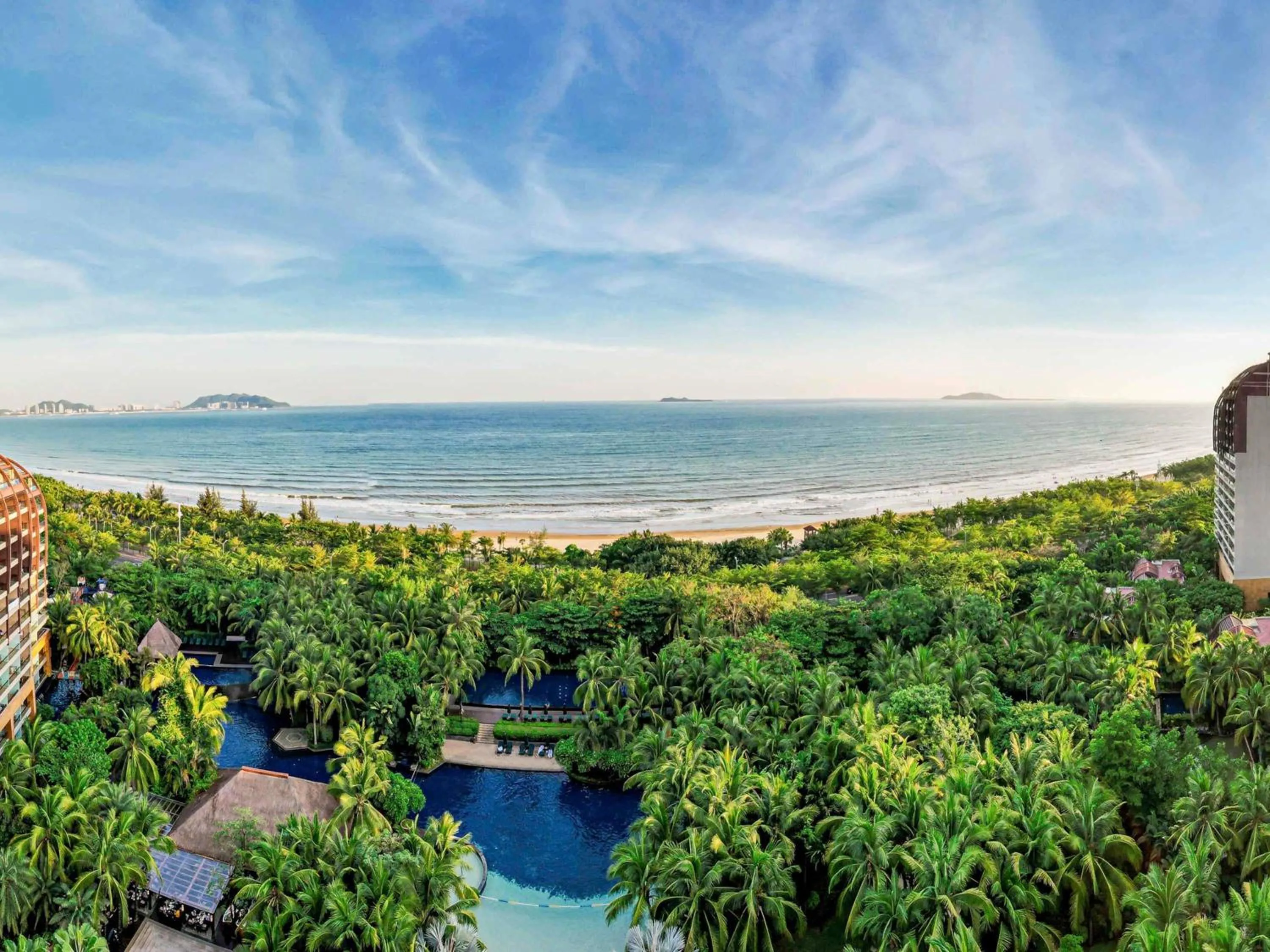 Property building in Pullman Oceanview Sanya Bay Resort & Spa