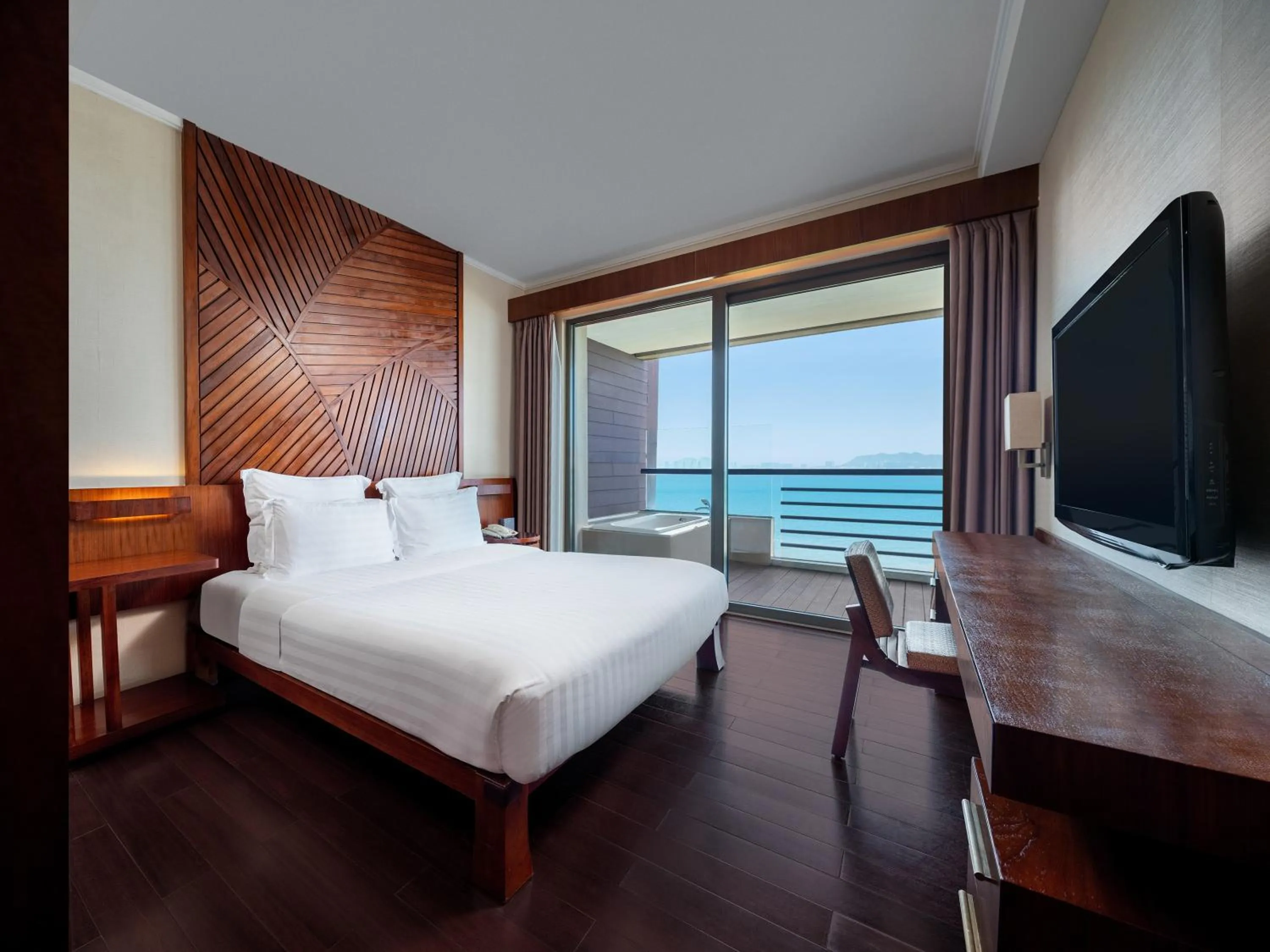 Photo of the whole room, Bed in Pullman Oceanview Sanya Bay Resort & Spa