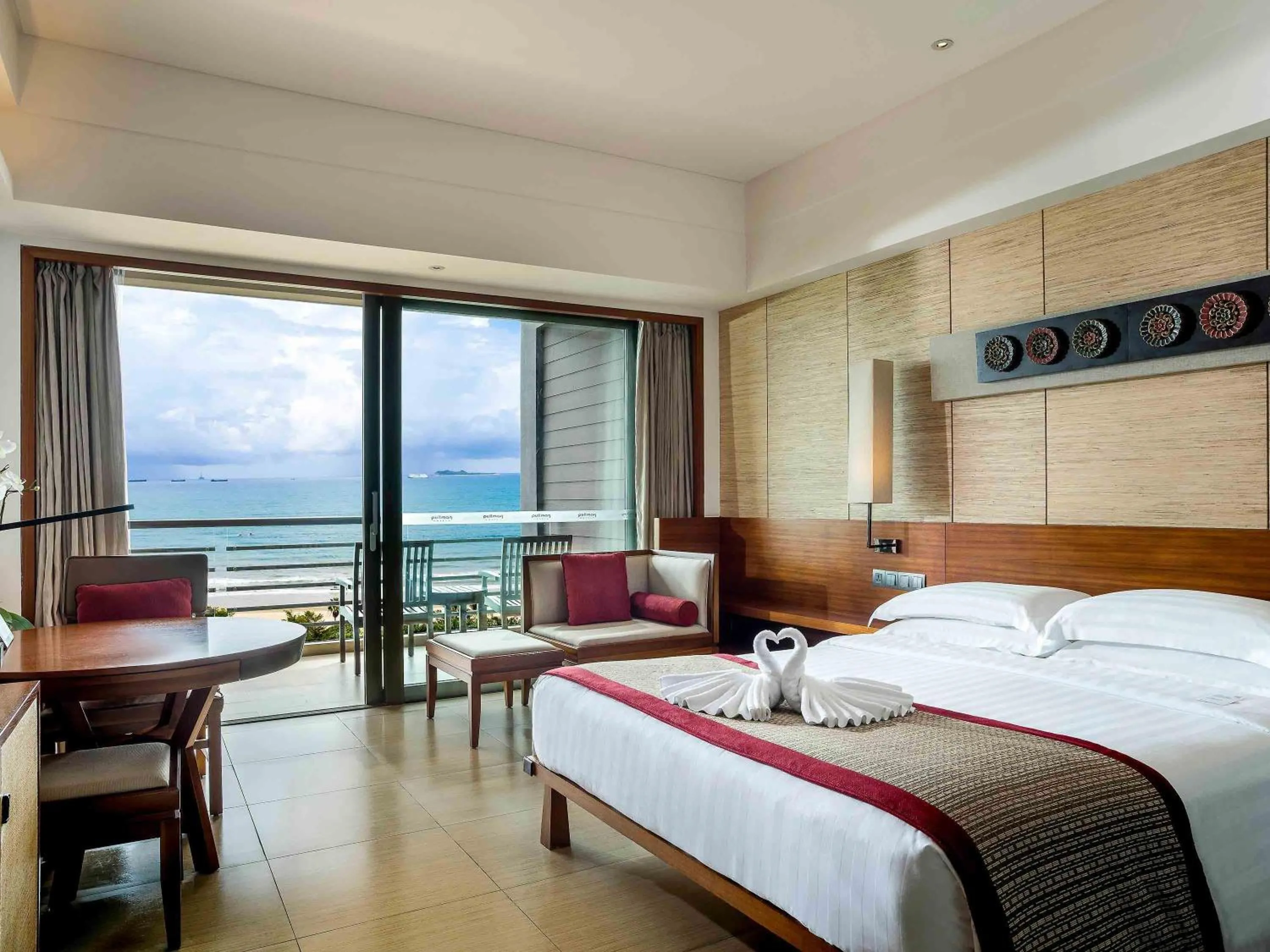 Bedroom, Bed in Pullman Oceanview Sanya Bay Resort & Spa