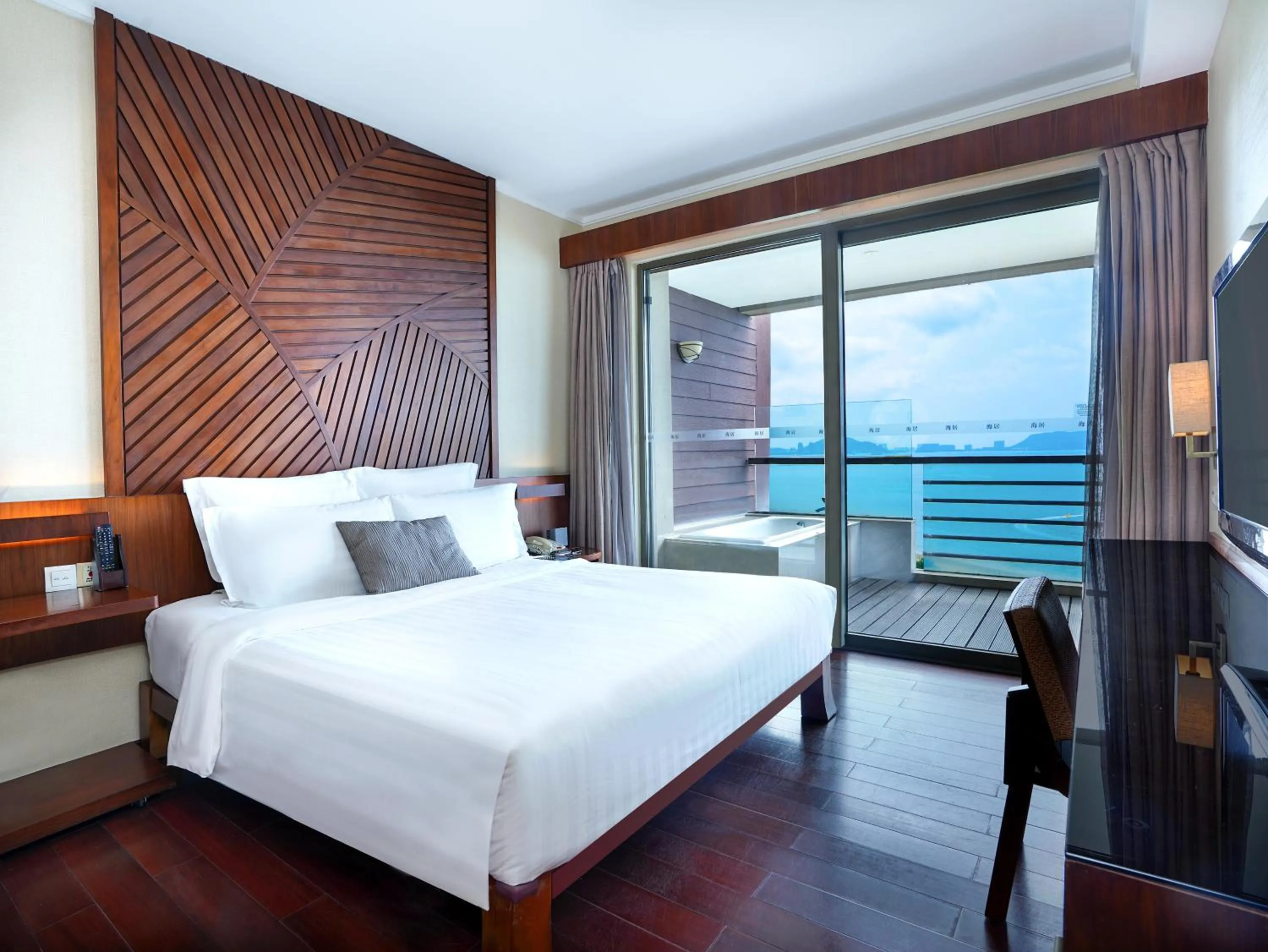 Photo of the whole room, Bed in Pullman Oceanview Sanya Bay Resort & Spa
