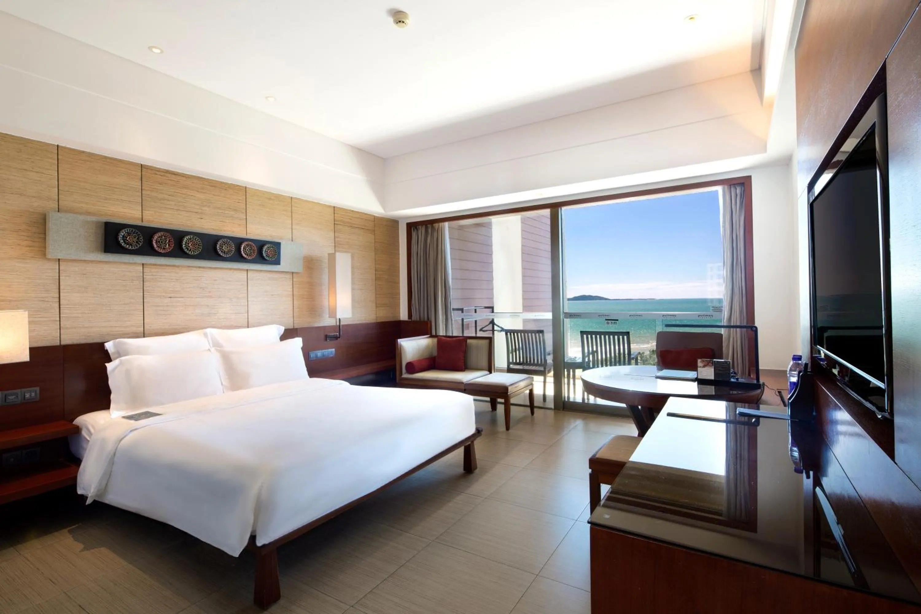 Bedroom, Bed in Pullman Oceanview Sanya Bay Resort & Spa