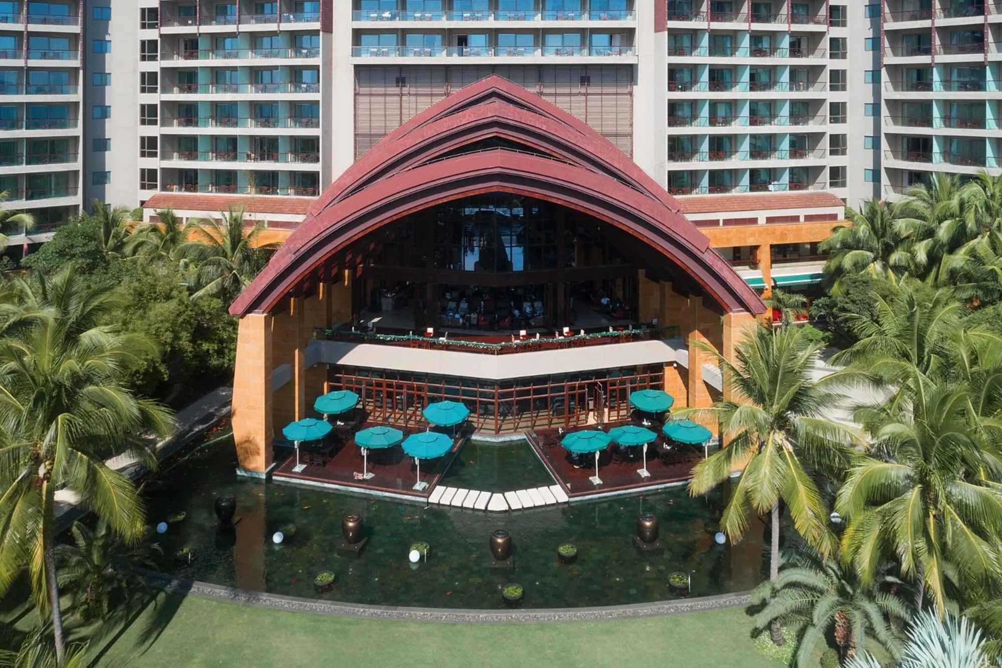 Property building in Pullman Oceanview Sanya Bay Resort & Spa