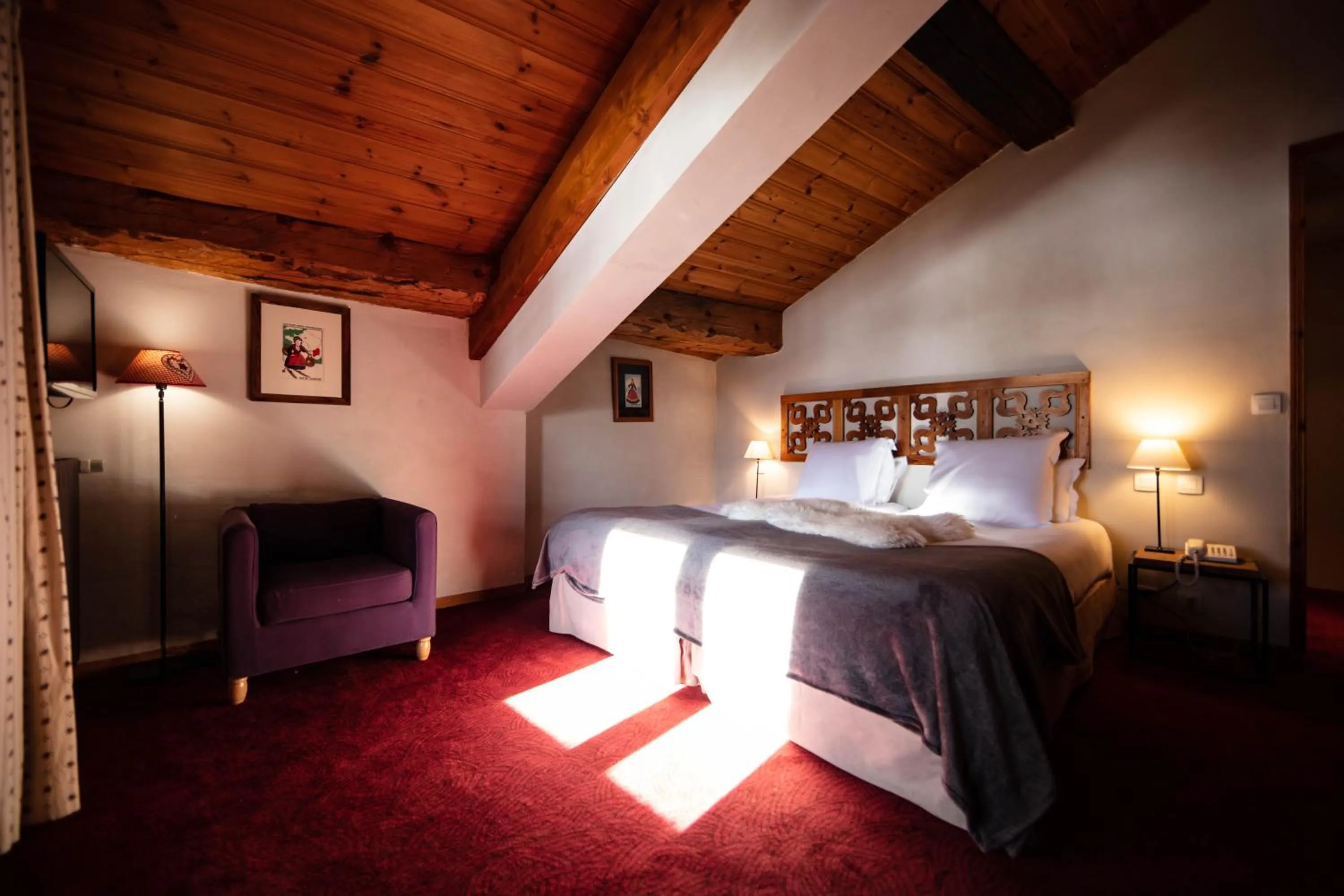 Photo of the whole room, Bed in La Savoyarde