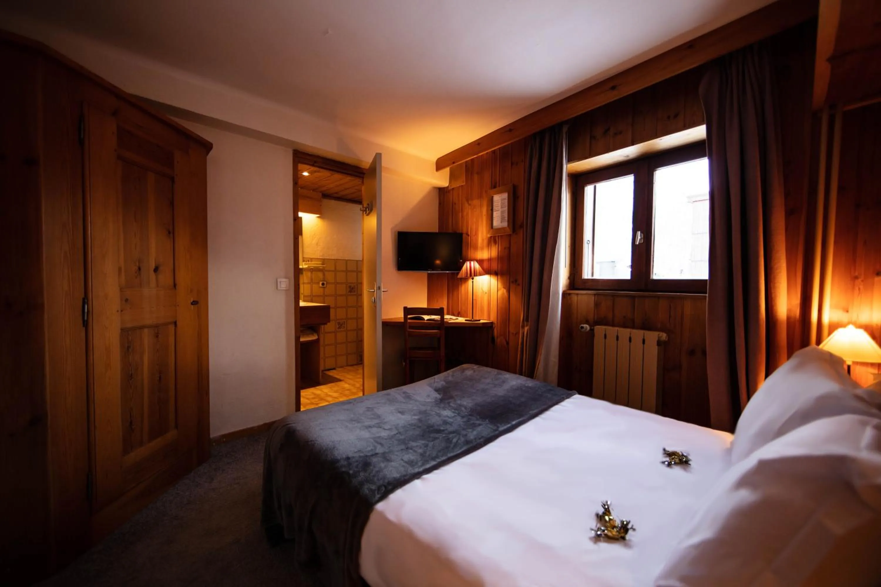 Photo of the whole room, Bed in La Savoyarde