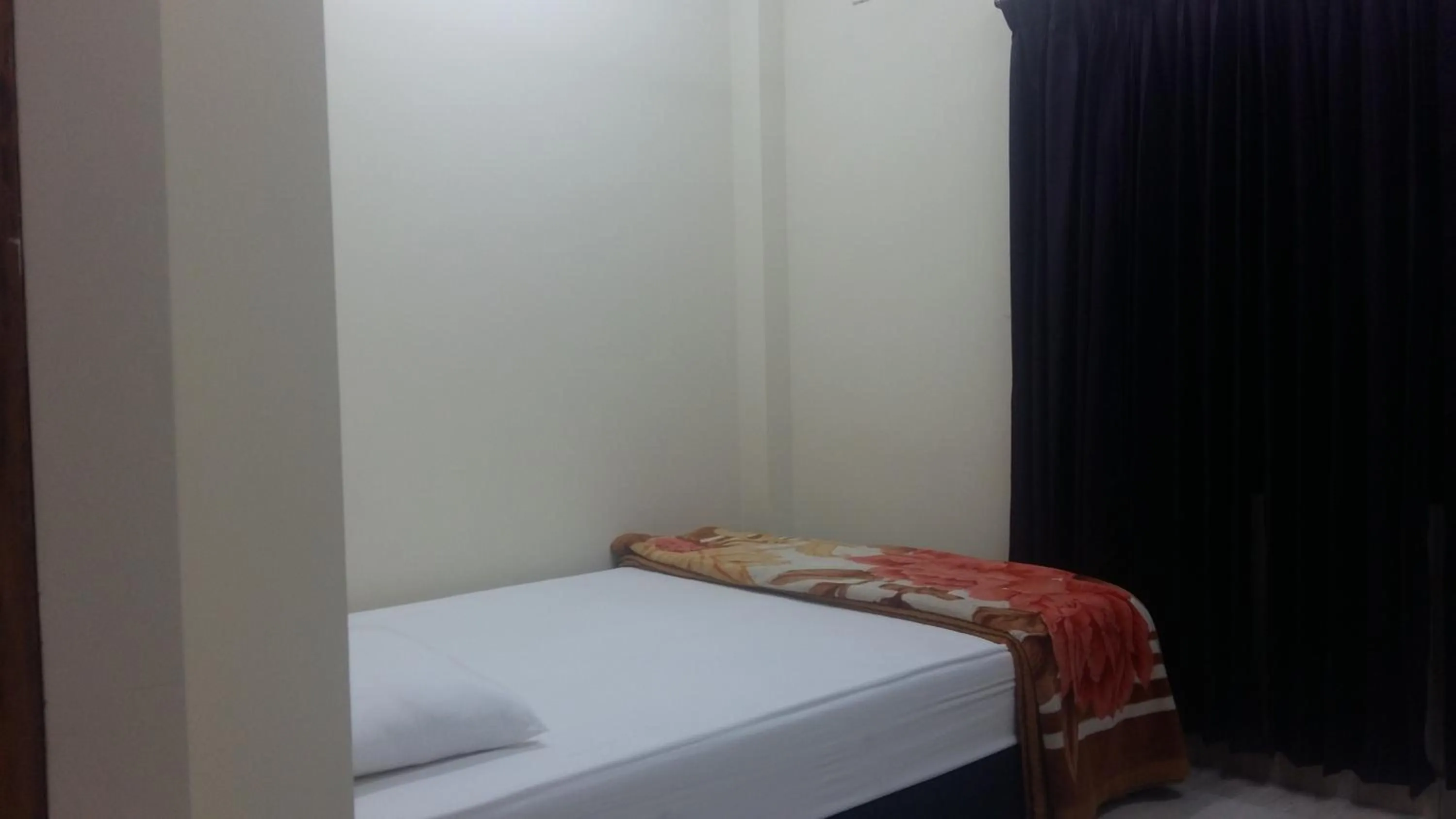 Bed in Bottomhill Palace Hotel