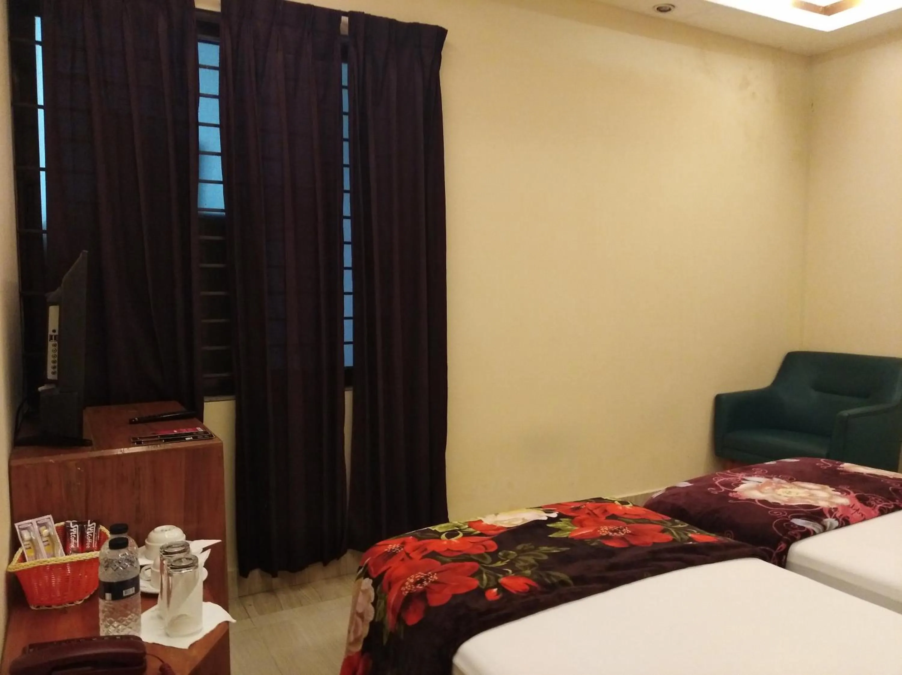 Bed in Bottomhill Palace Hotel