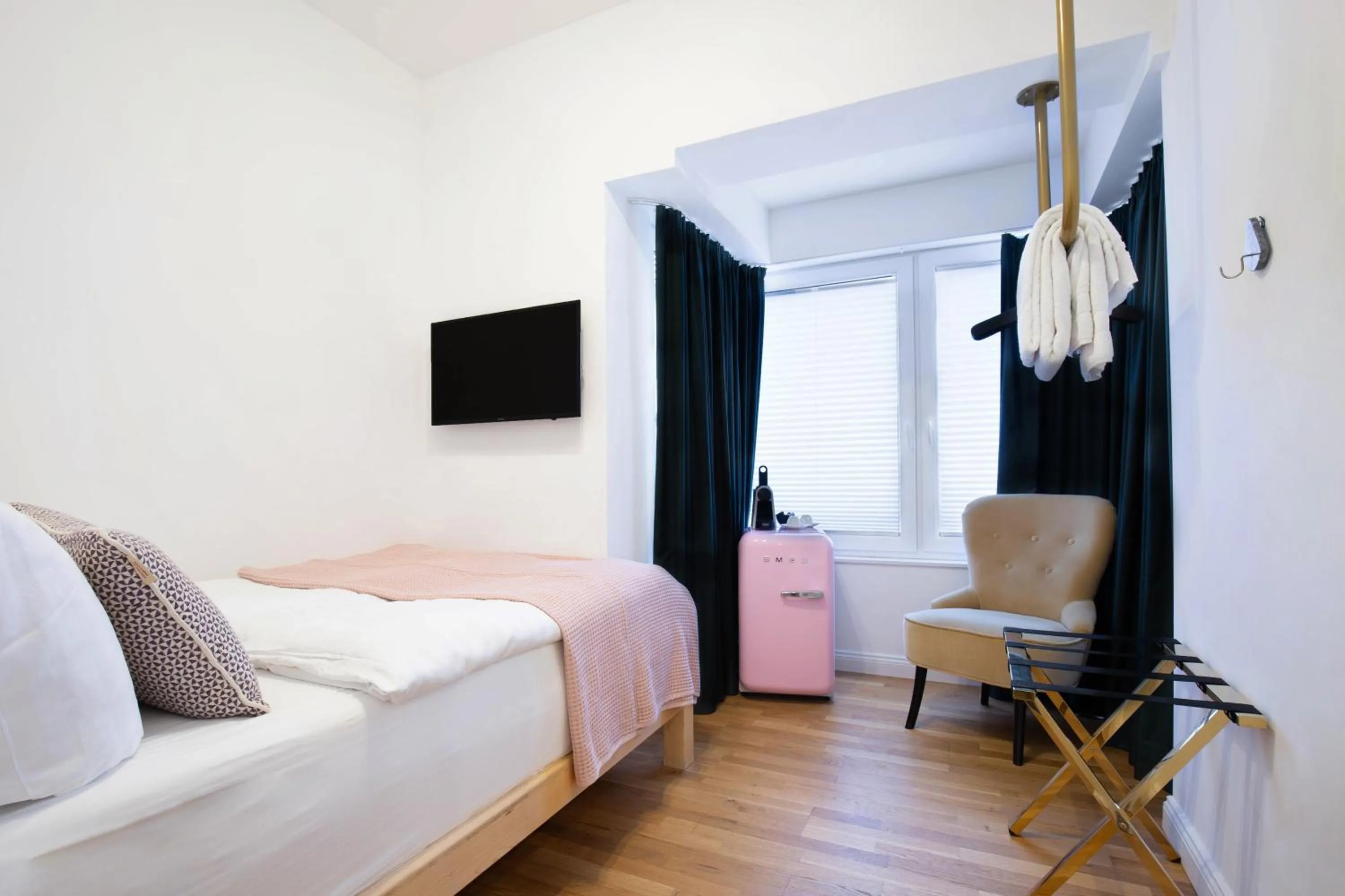 Photo of the whole room, Bed in Victoria Hotel