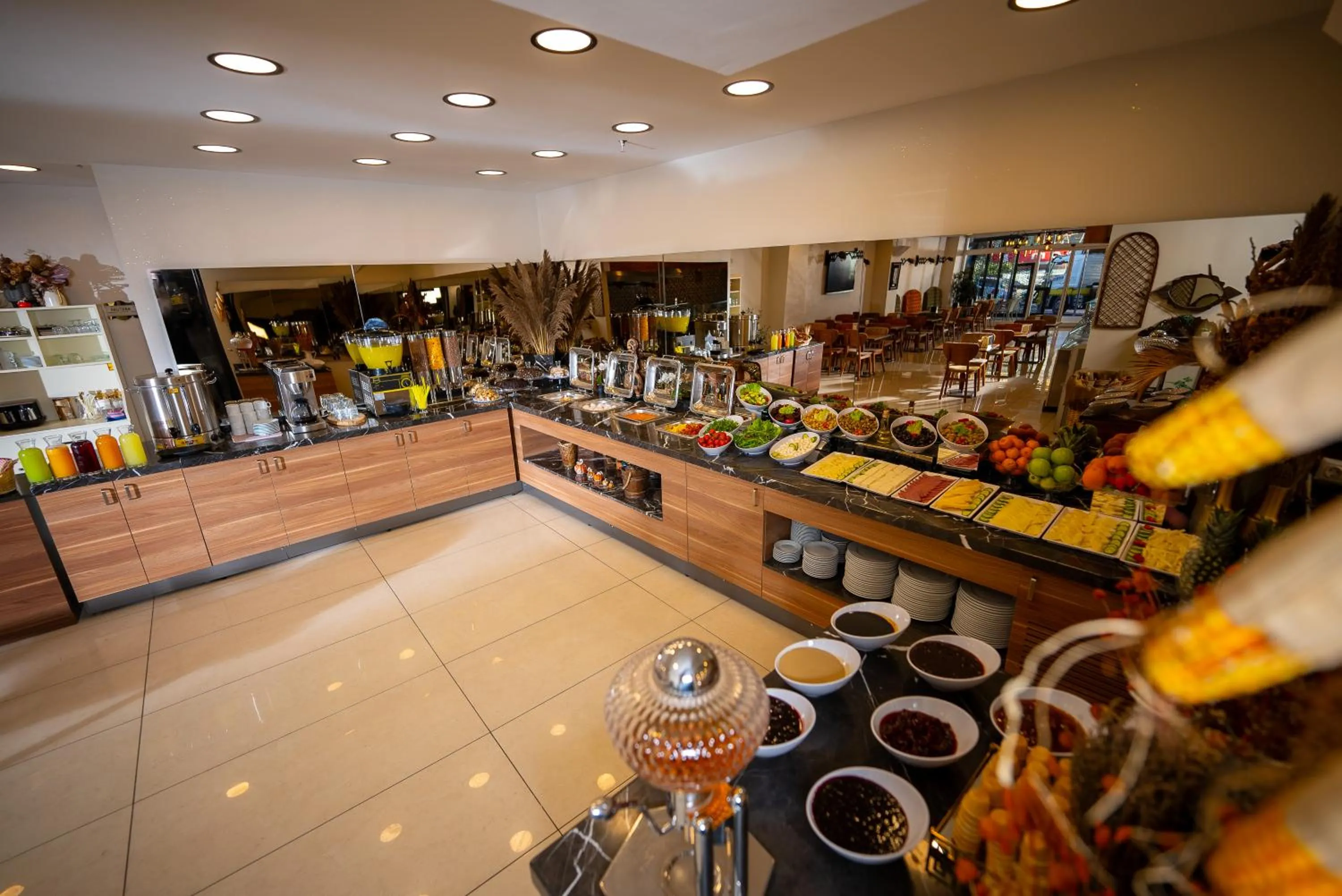 Restaurant/places to eat in Mari Suites Hotel