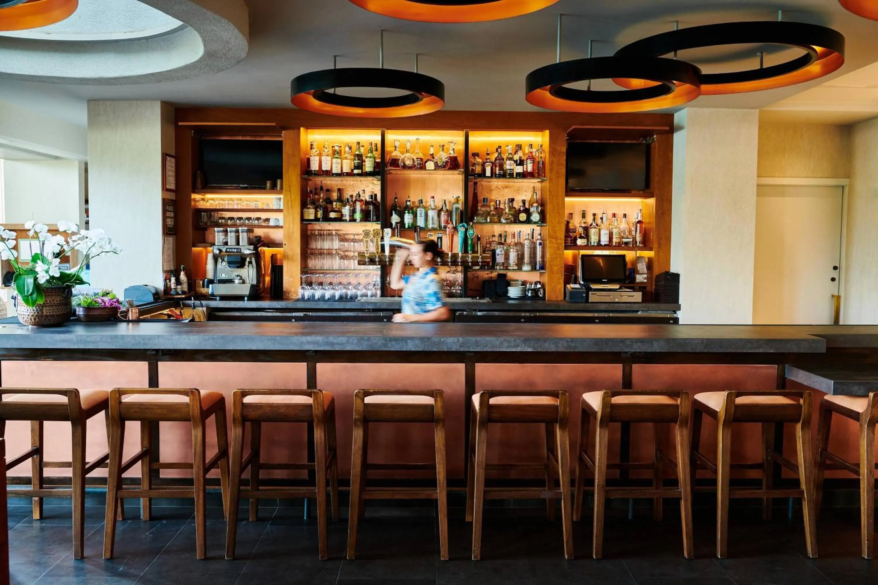 Lounge or bar in Mauna Kea Beach Hotel, Autograph Collection