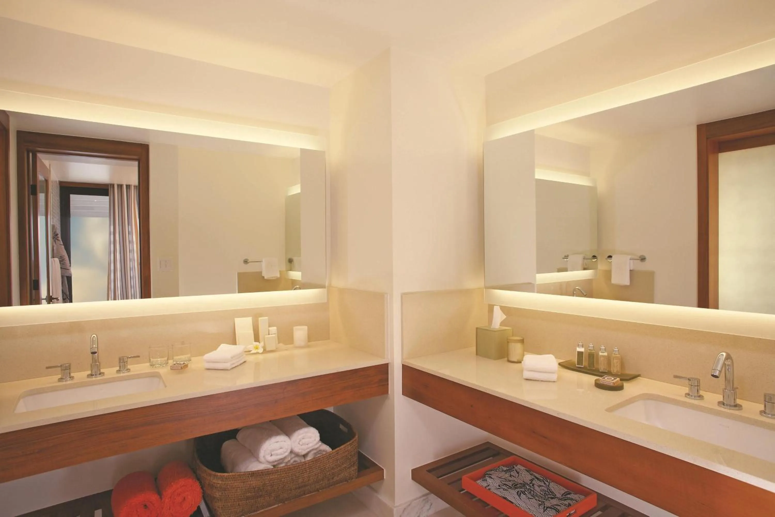 Bathroom in Mauna Kea Beach Hotel, Autograph Collection