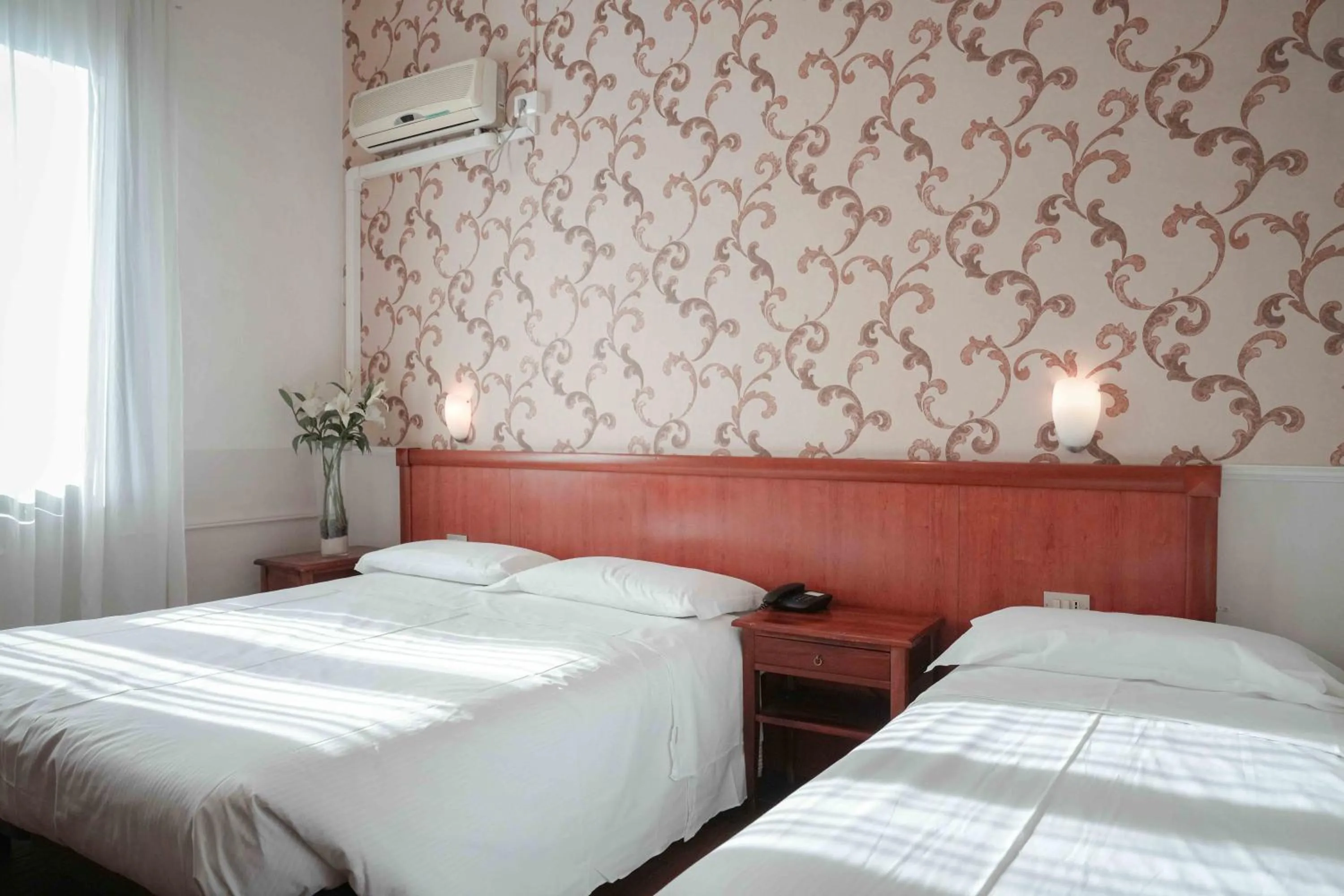 Bedroom, Bed in Hotel Universo