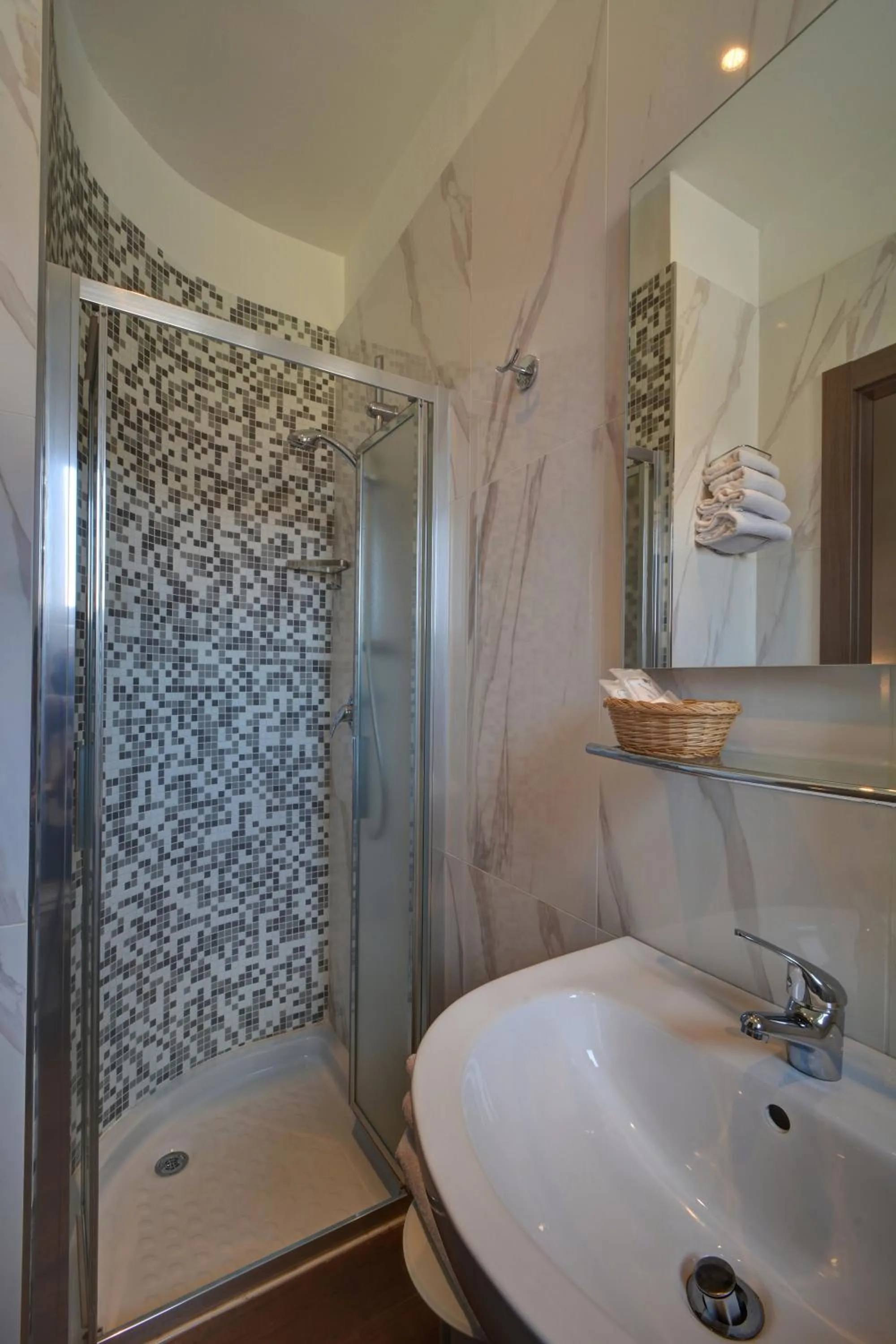 Shower in Hotel Universo