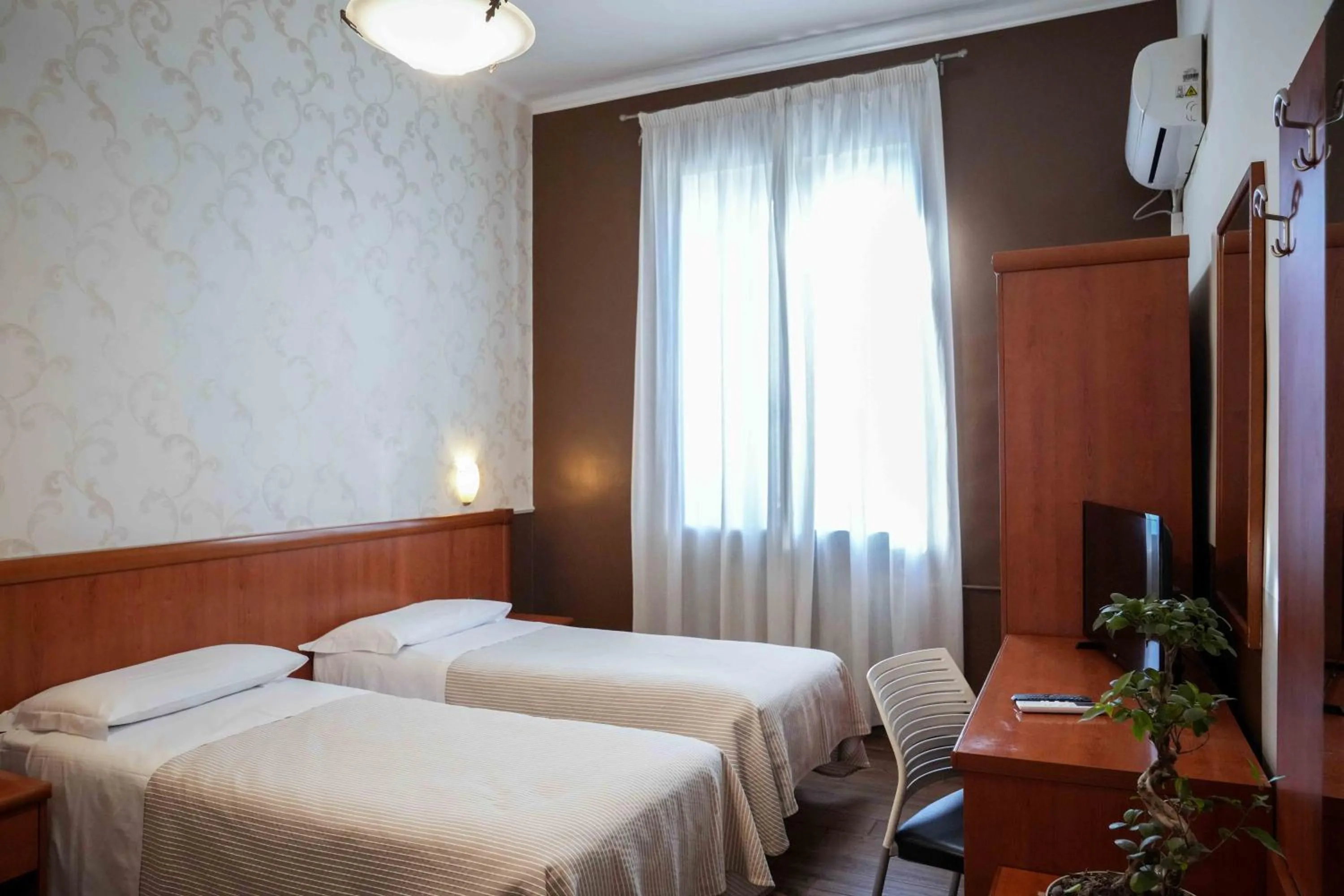 Bedroom, Bed in Hotel Universo