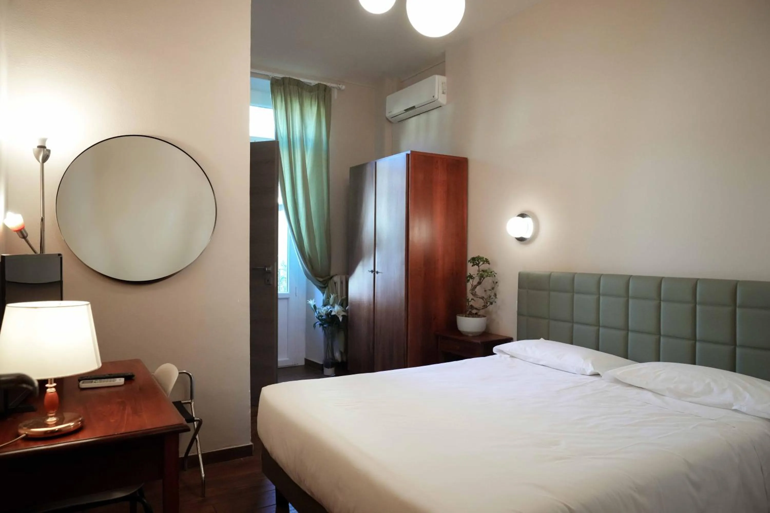 Bedroom, Bed in Hotel Universo