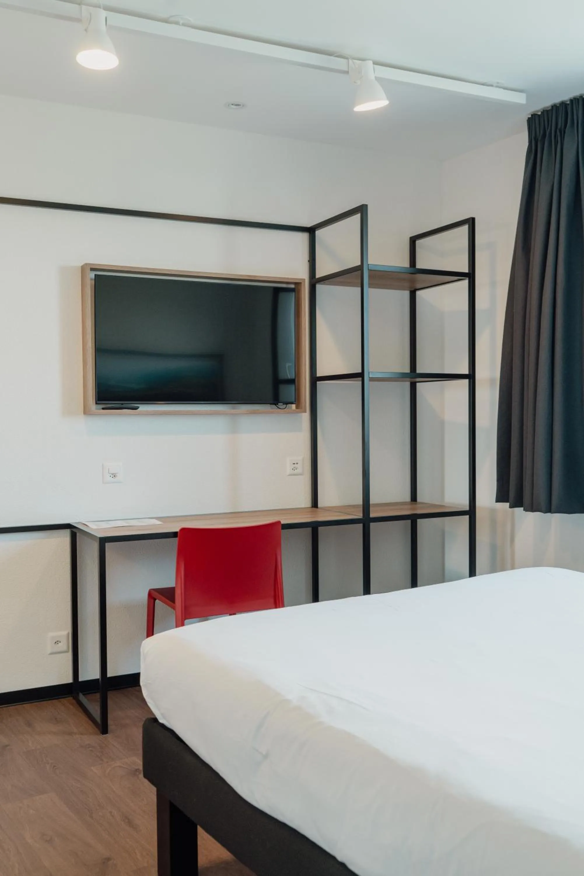 Bedroom, Bed in ibis Bulle - La Gruyère Swiss Bike Hotel