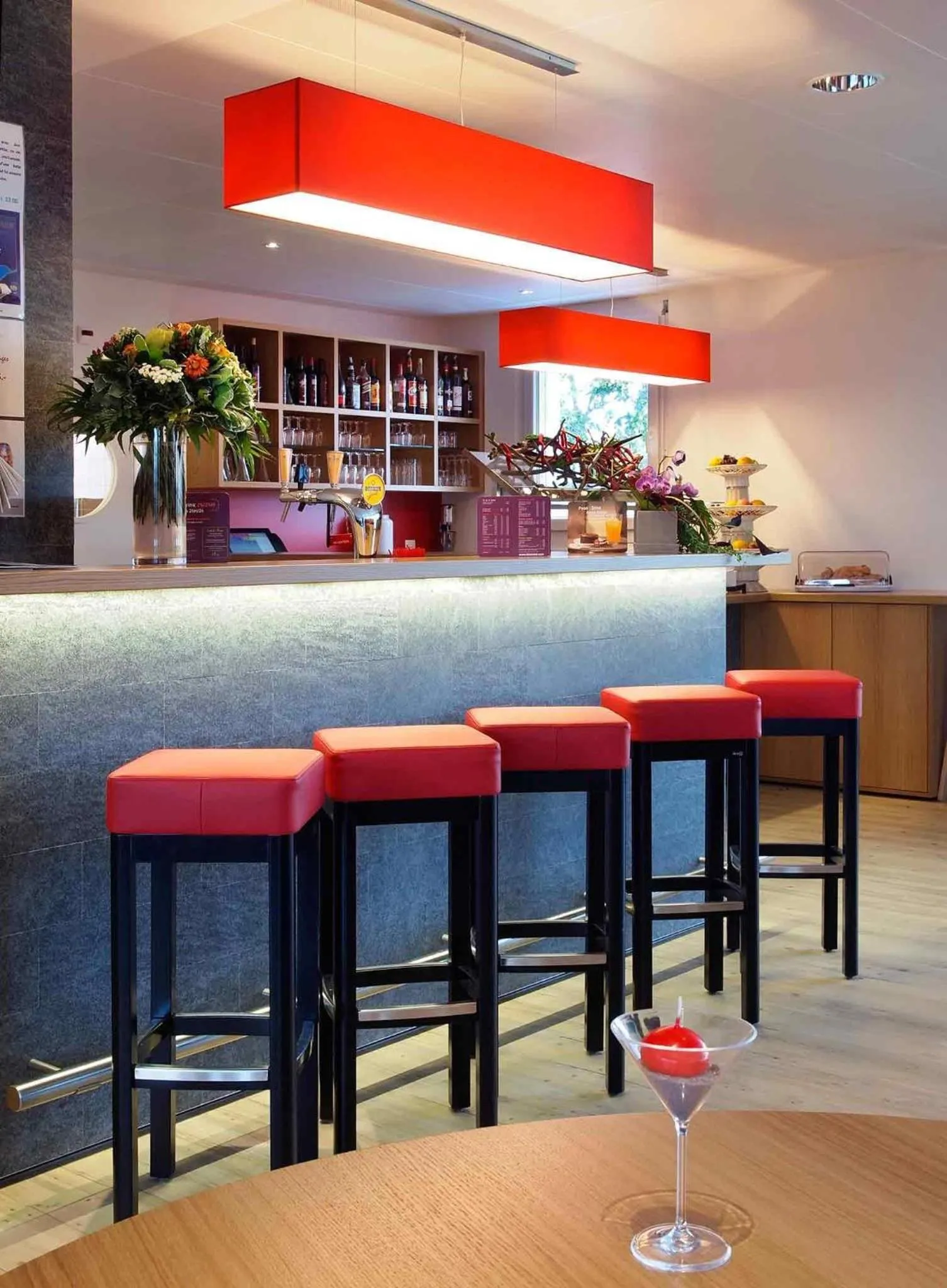 Lounge or bar in ibis Bulle - La Gruyère Swiss Bike Hotel