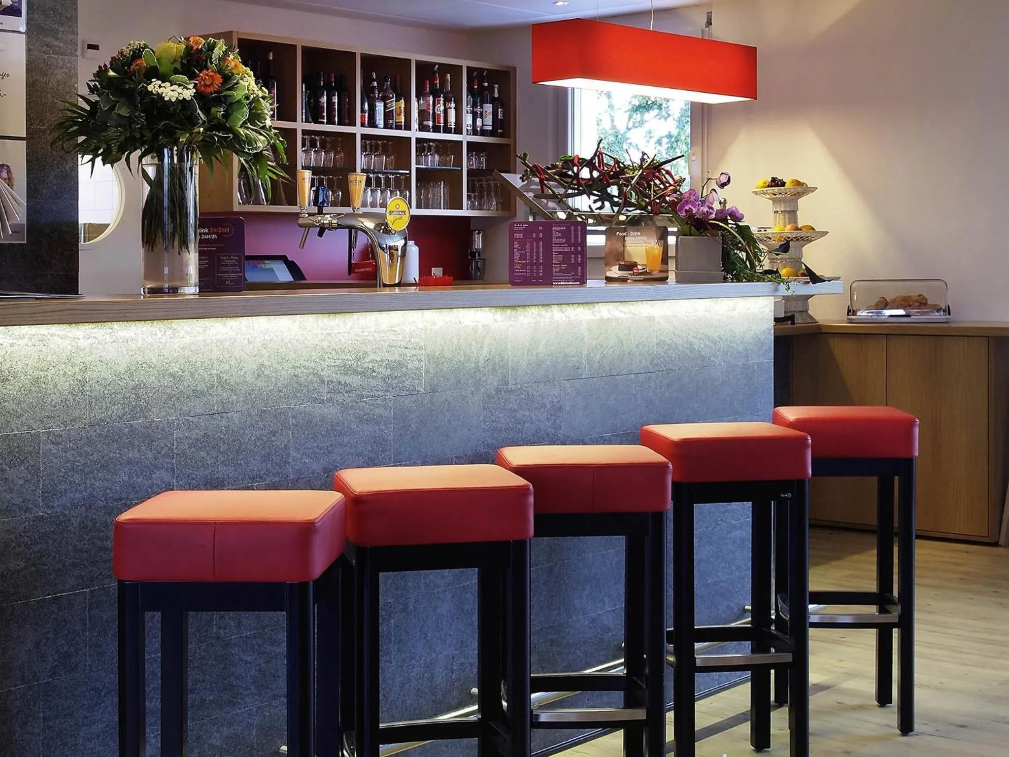 Lounge or bar in ibis Bulle - La Gruyère Swiss Bike Hotel