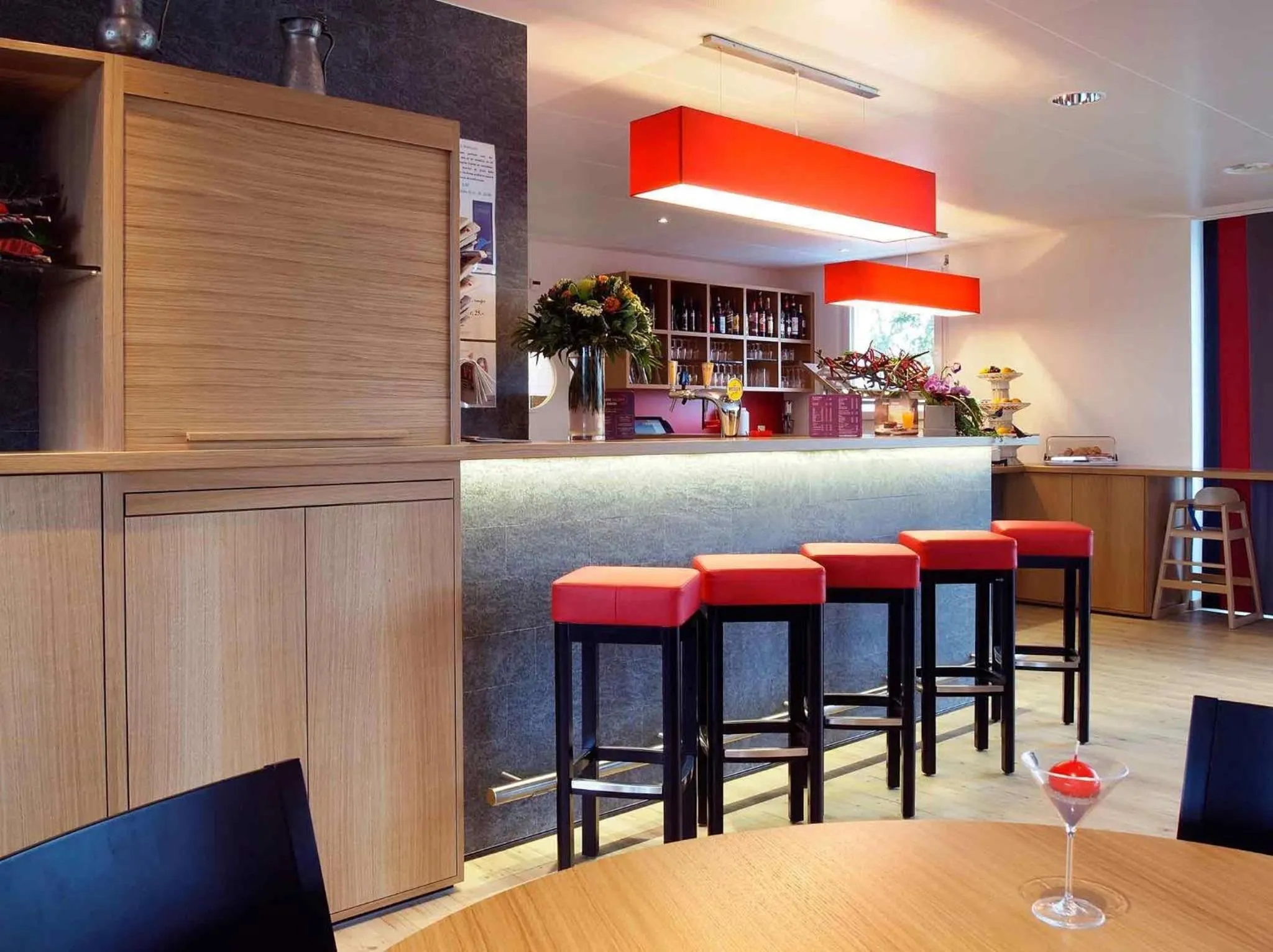 Lounge or bar in ibis Bulle - La Gruyère Swiss Bike Hotel