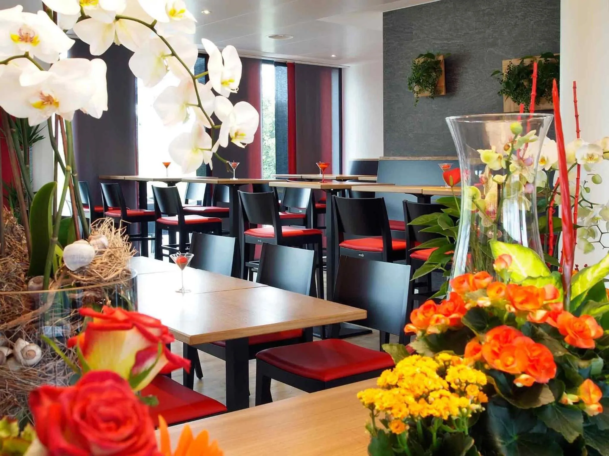 Lounge or bar in ibis Bulle - La Gruyère Swiss Bike Hotel