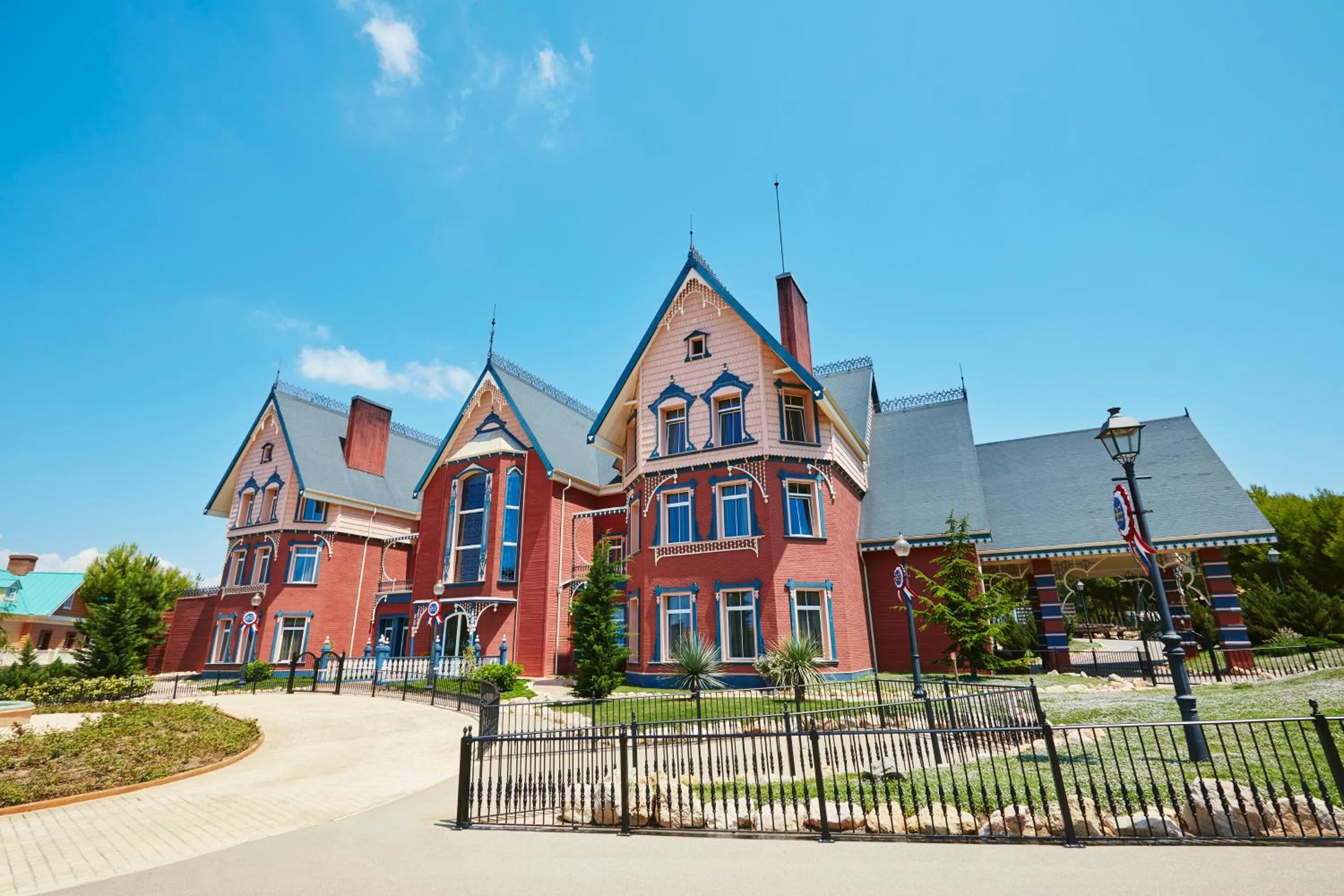 Property building in PortAventura Hotel Lucy's Mansion - Includes unlimited access & Express wristband to PortAventura Park & Ferrari Land