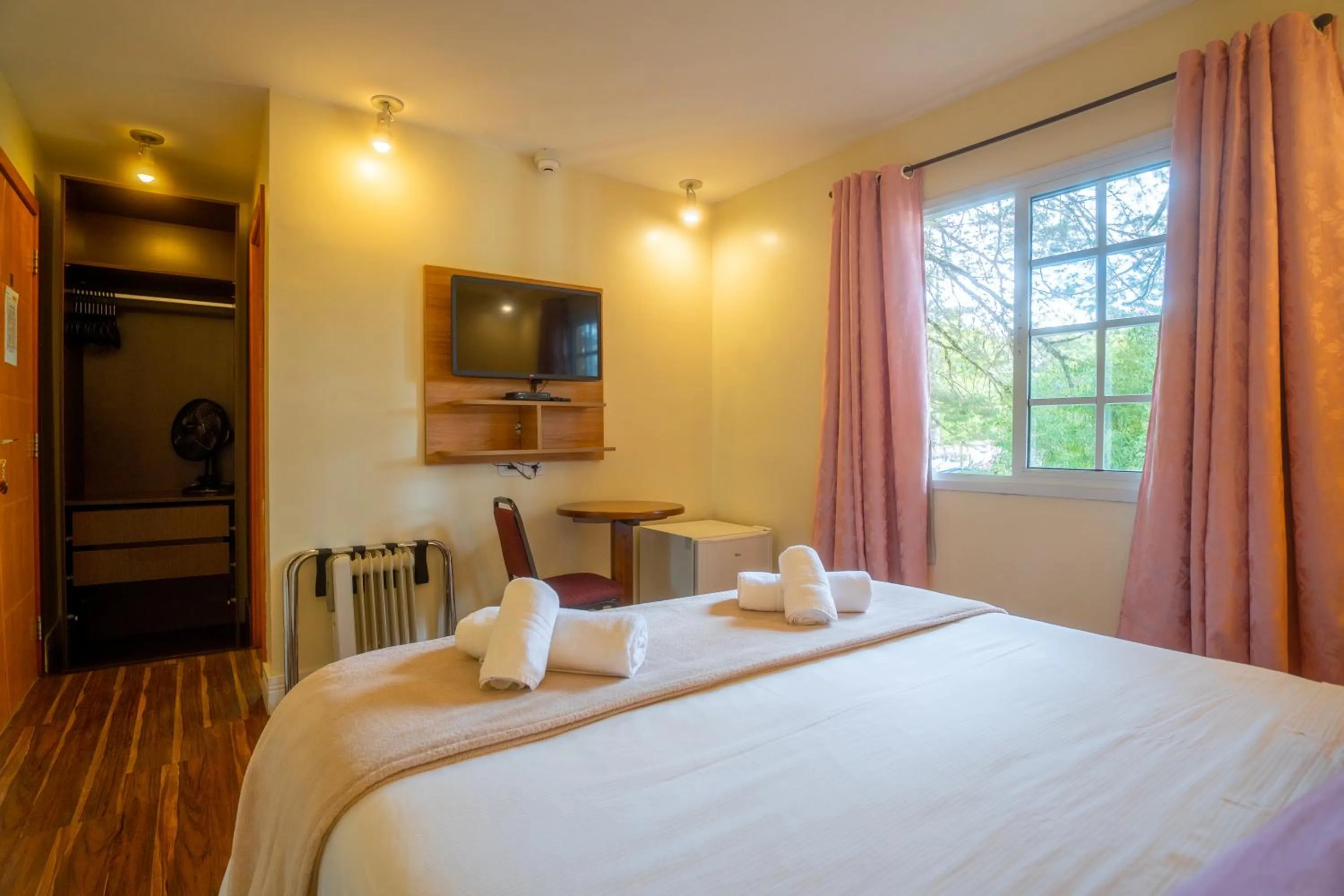 Bedroom, Bed in Pousada La Toscana Campos do Jordão