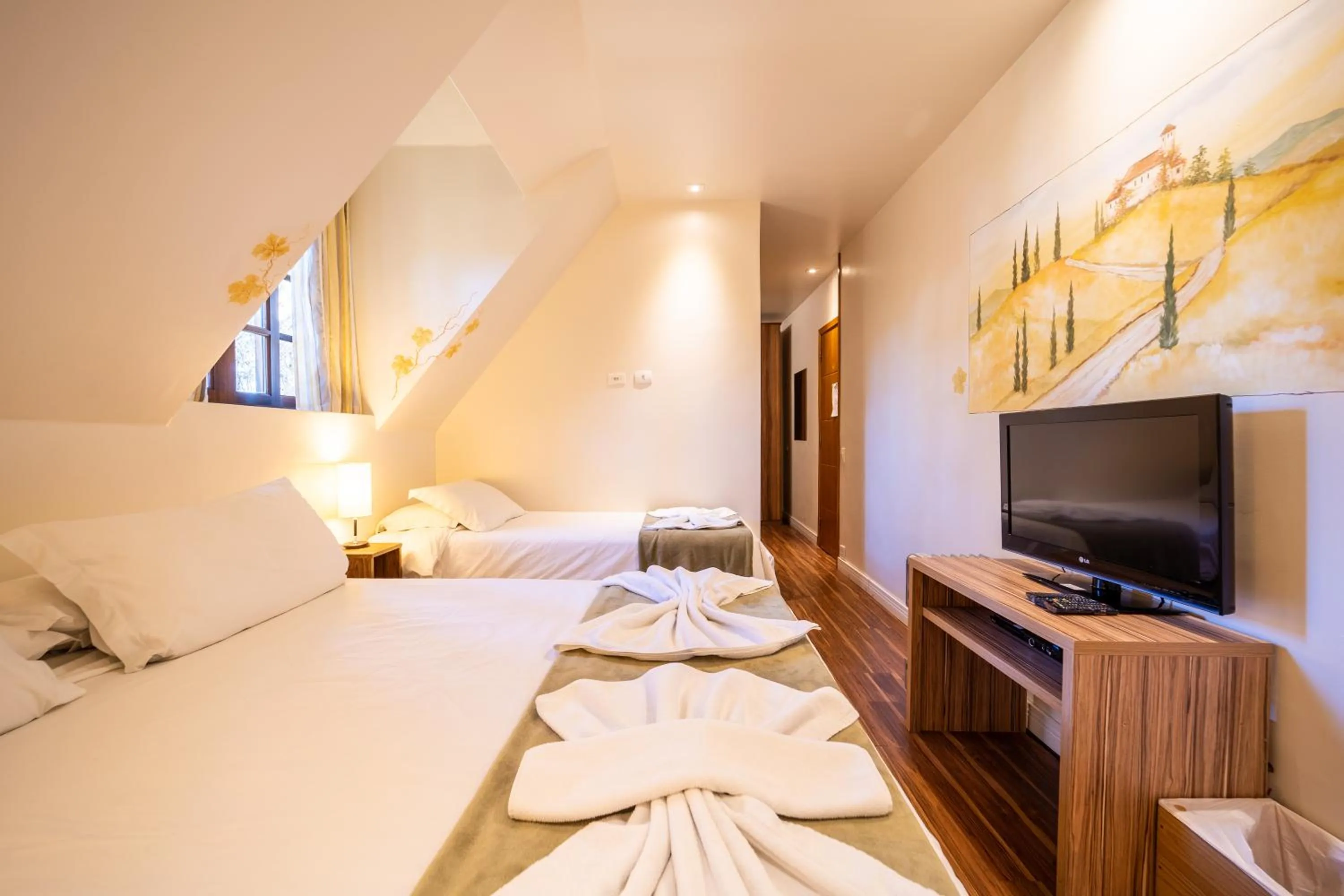 Photo of the whole room, Bed in Pousada La Toscana Campos do Jordão