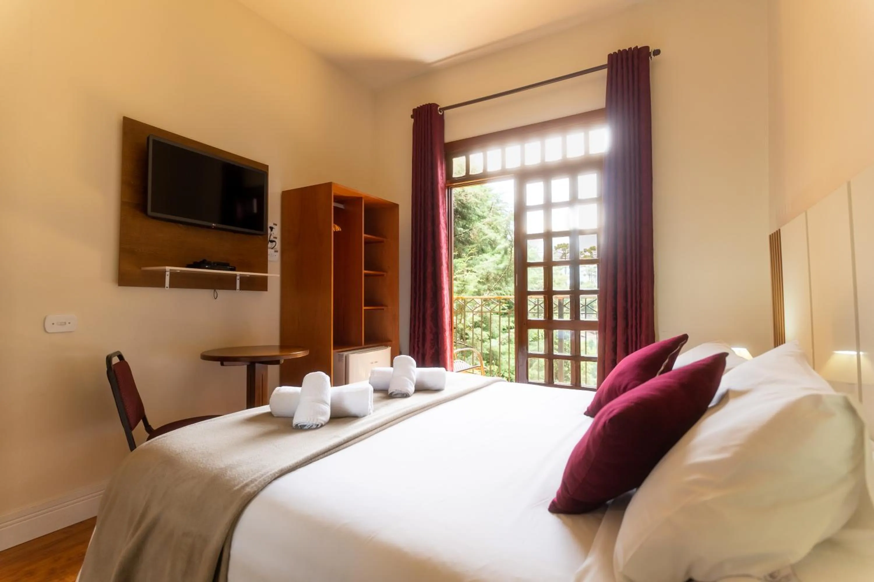 Bedroom, Bed in Pousada La Toscana Campos do Jordão