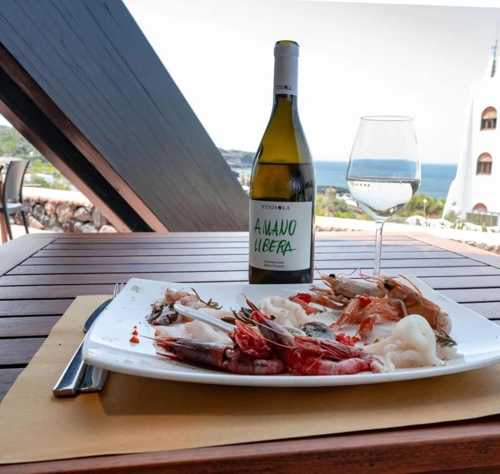 Restaurant/places to eat in Cossyra Hotel