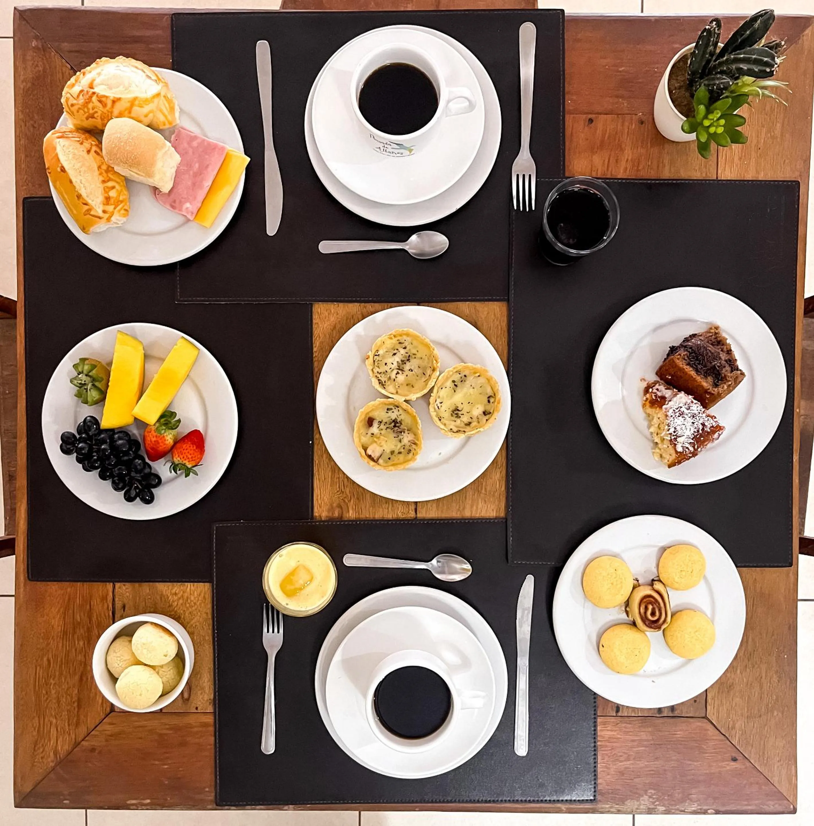 Restaurant/places to eat in Pousada do Albatroz