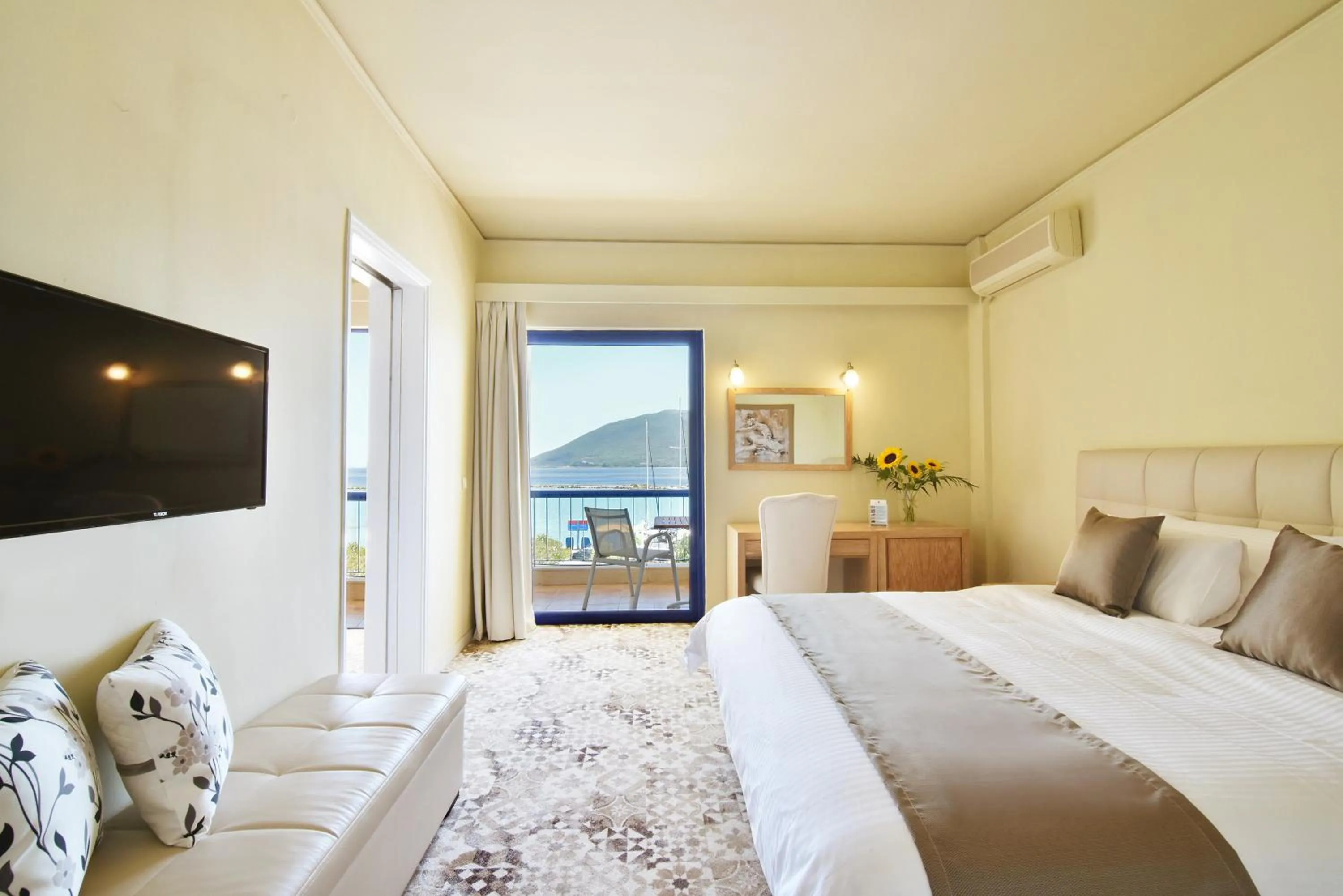 Balcony/Terrace, Bed in Ionion Star Hotel