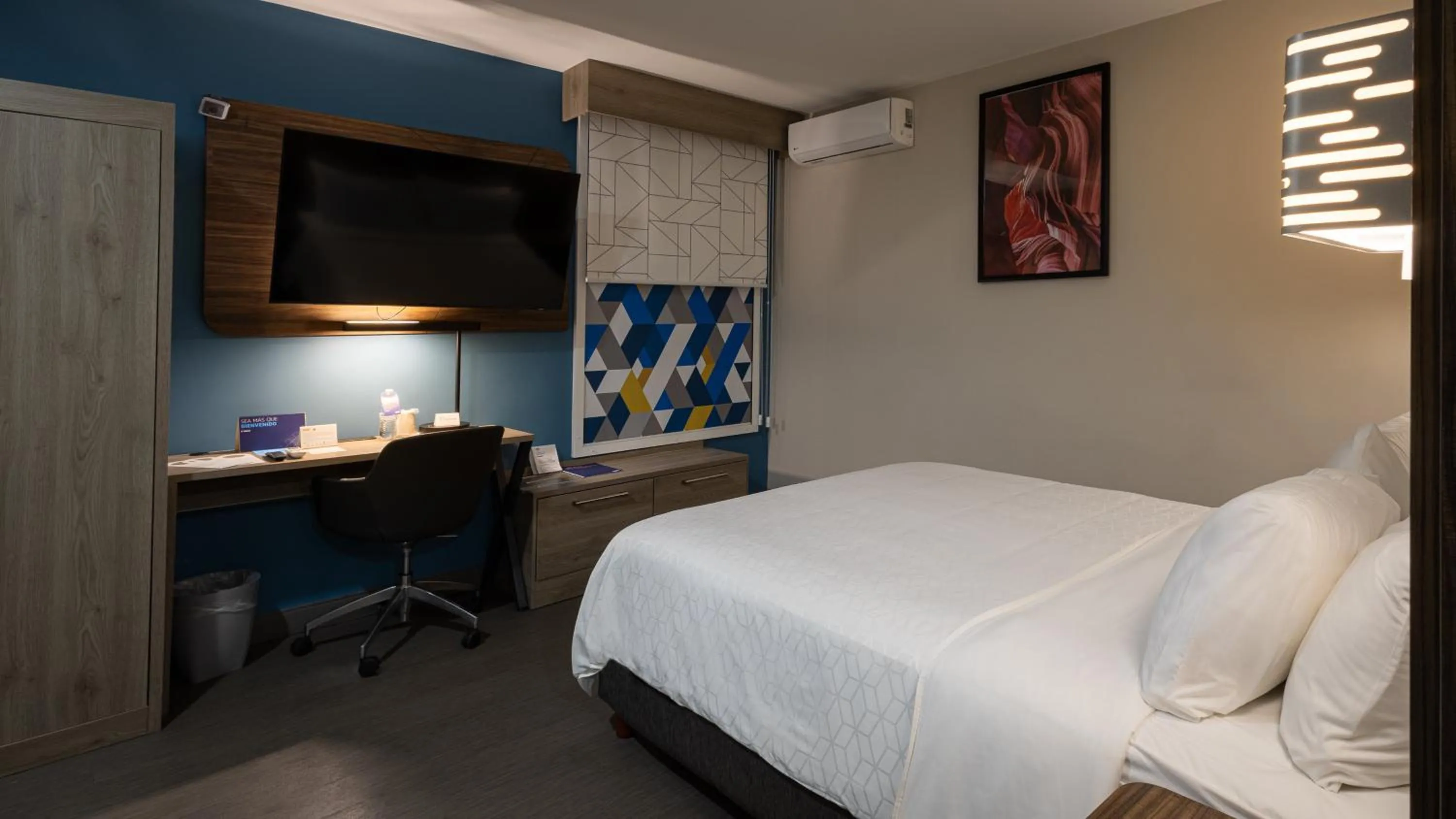 Photo of the whole room, Bed in Holiday Inn Express Morelia Centro Historico