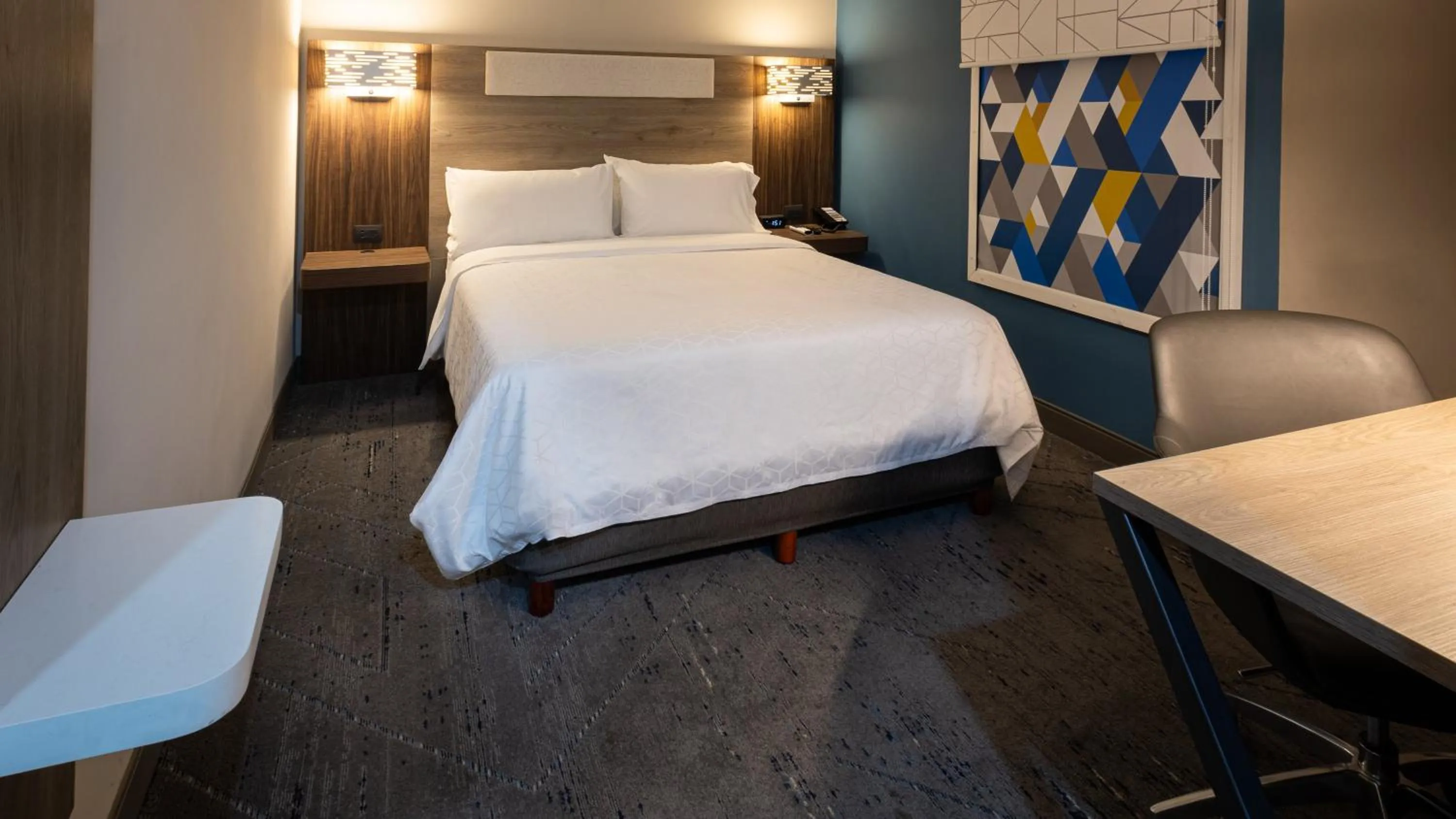 Photo of the whole room, Bed in Holiday Inn Express Morelia Centro Historico