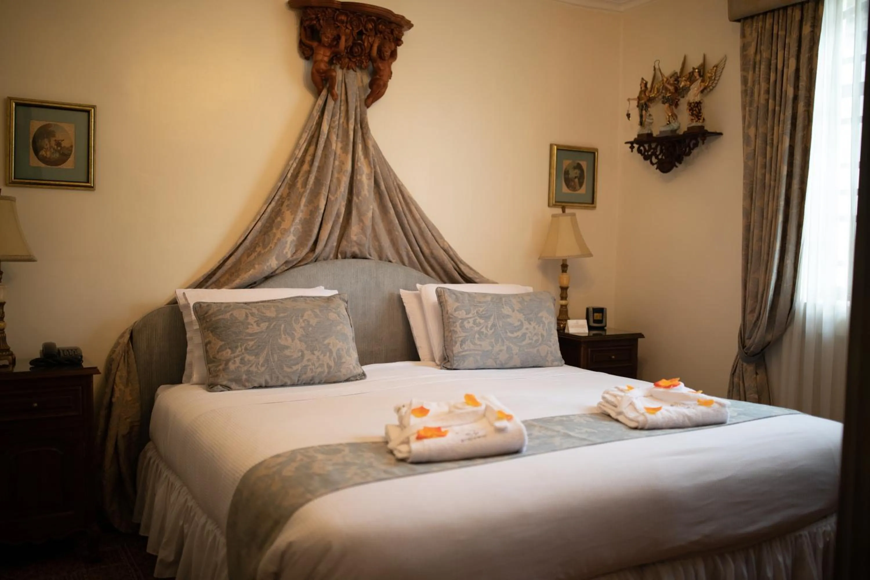 Bedroom, Bed in Mansion Alcazar