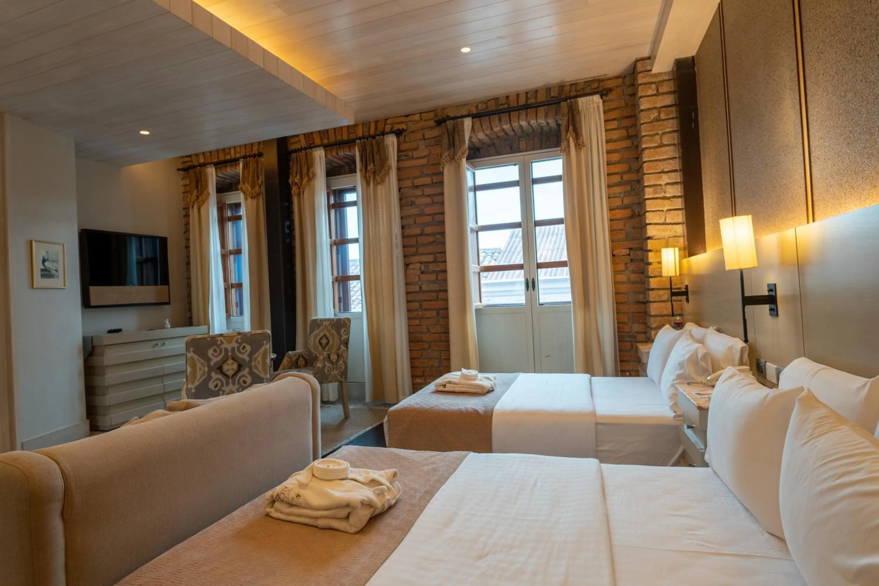 Photo of the whole room, Bed in Mansion Alcazar