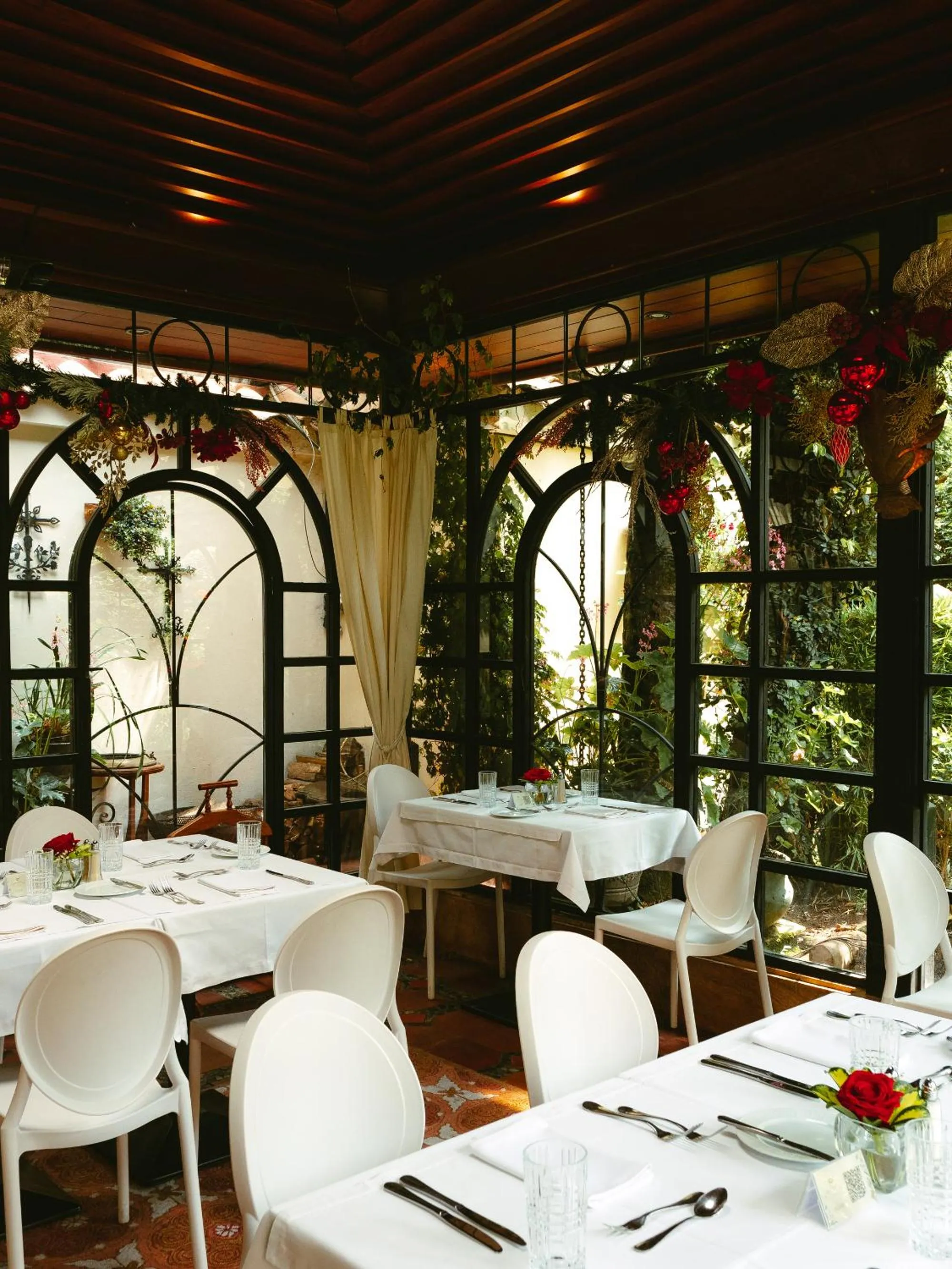 Restaurant/places to eat in Mansion Alcazar