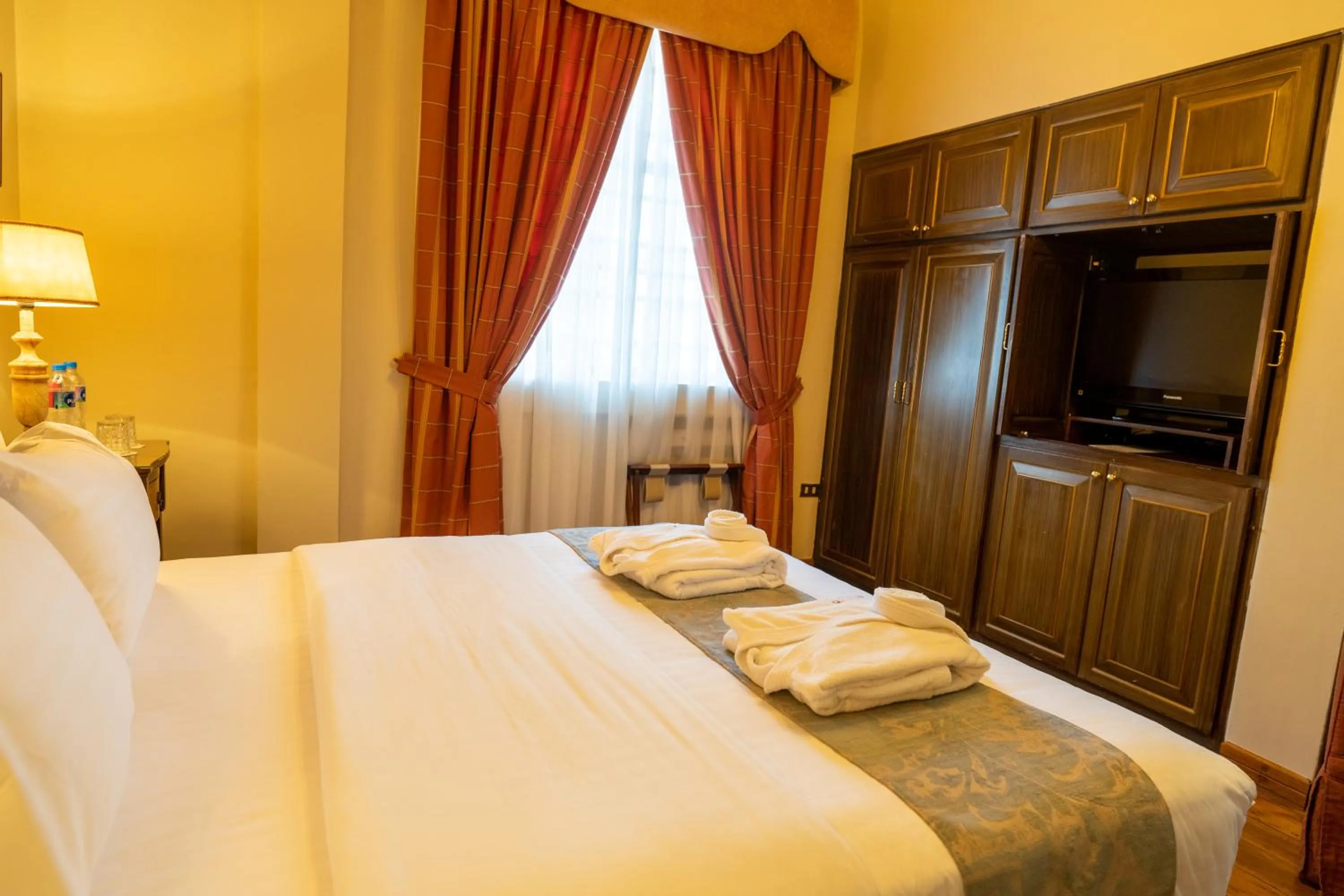 Photo of the whole room, Bed in Mansion Alcazar