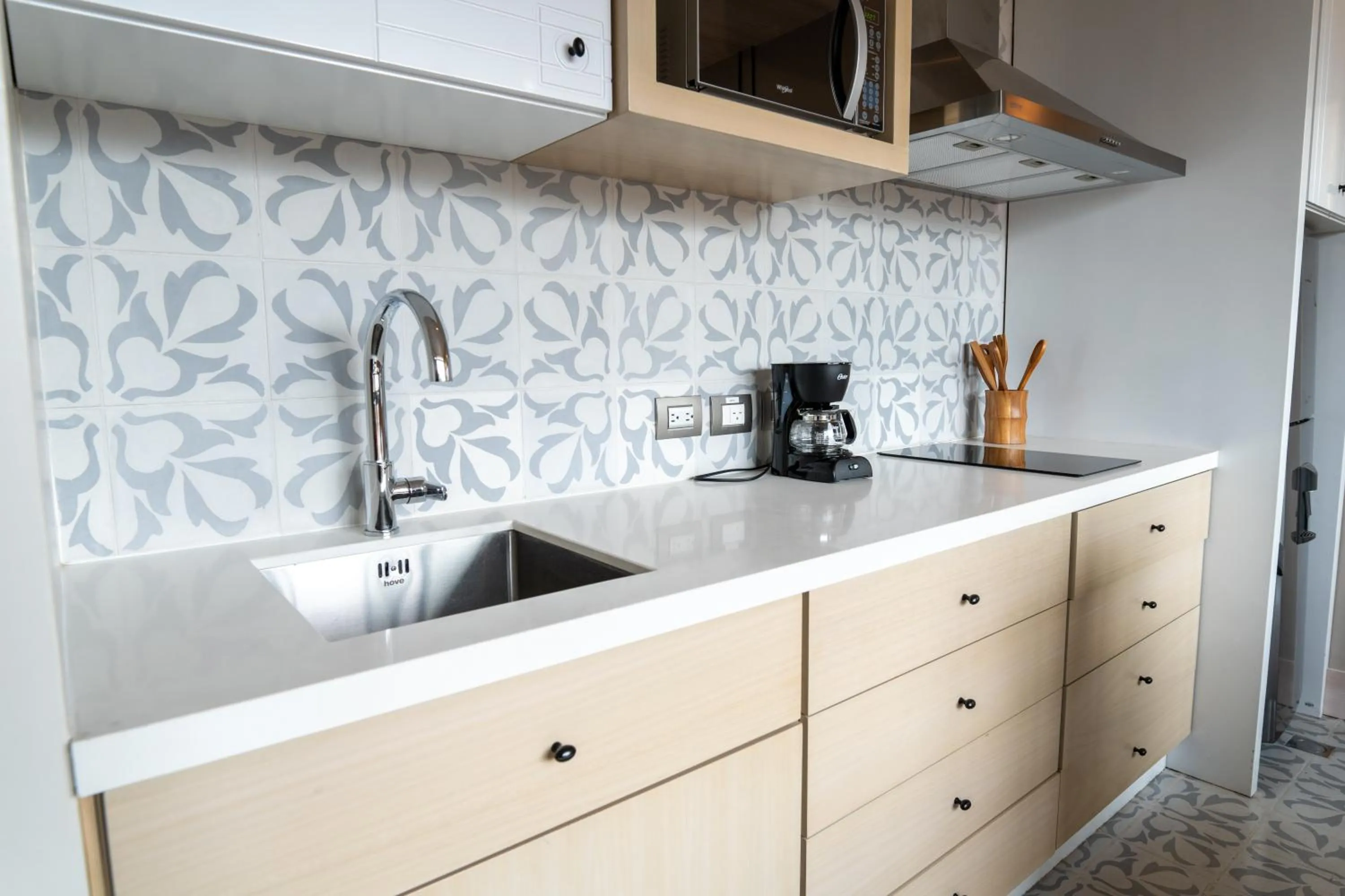 Coffee/tea facilities in Mansion Alcazar