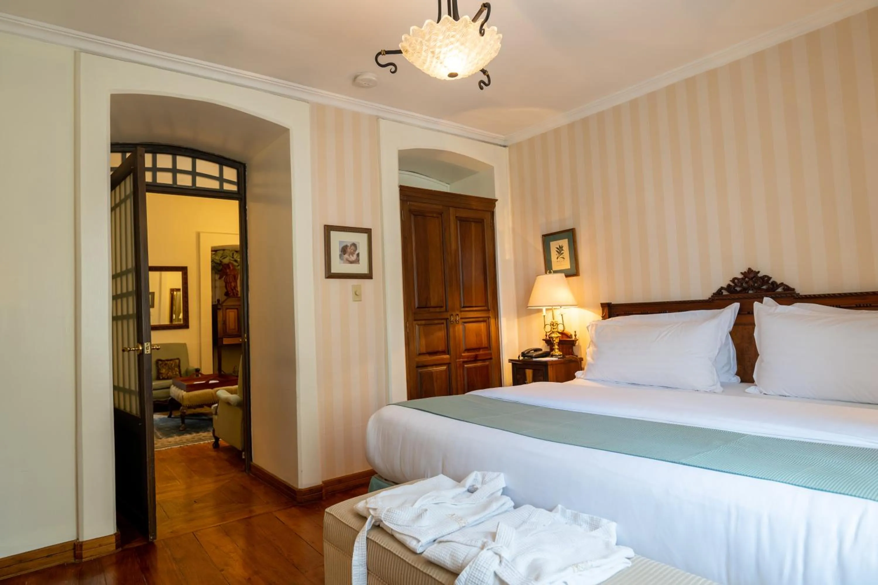 Photo of the whole room, Bed in Mansion Alcazar