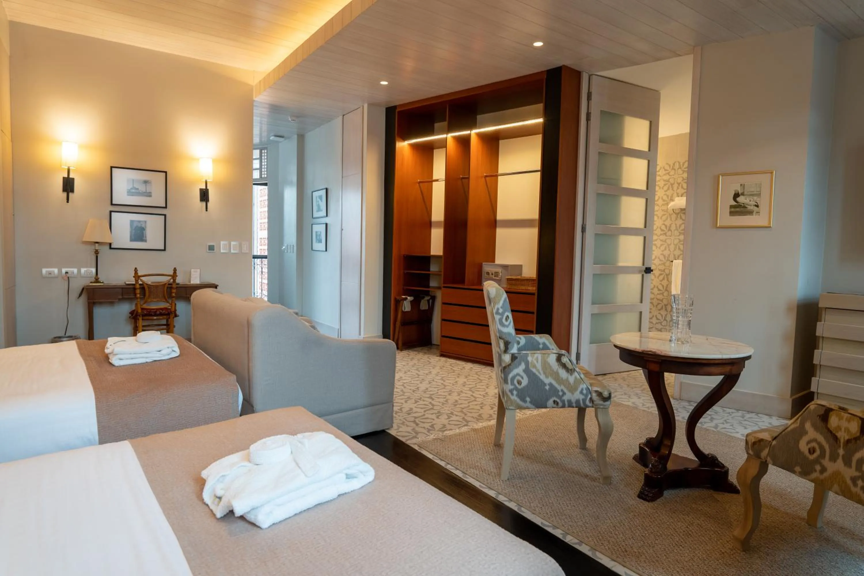 Photo of the whole room, Bed in Mansion Alcazar