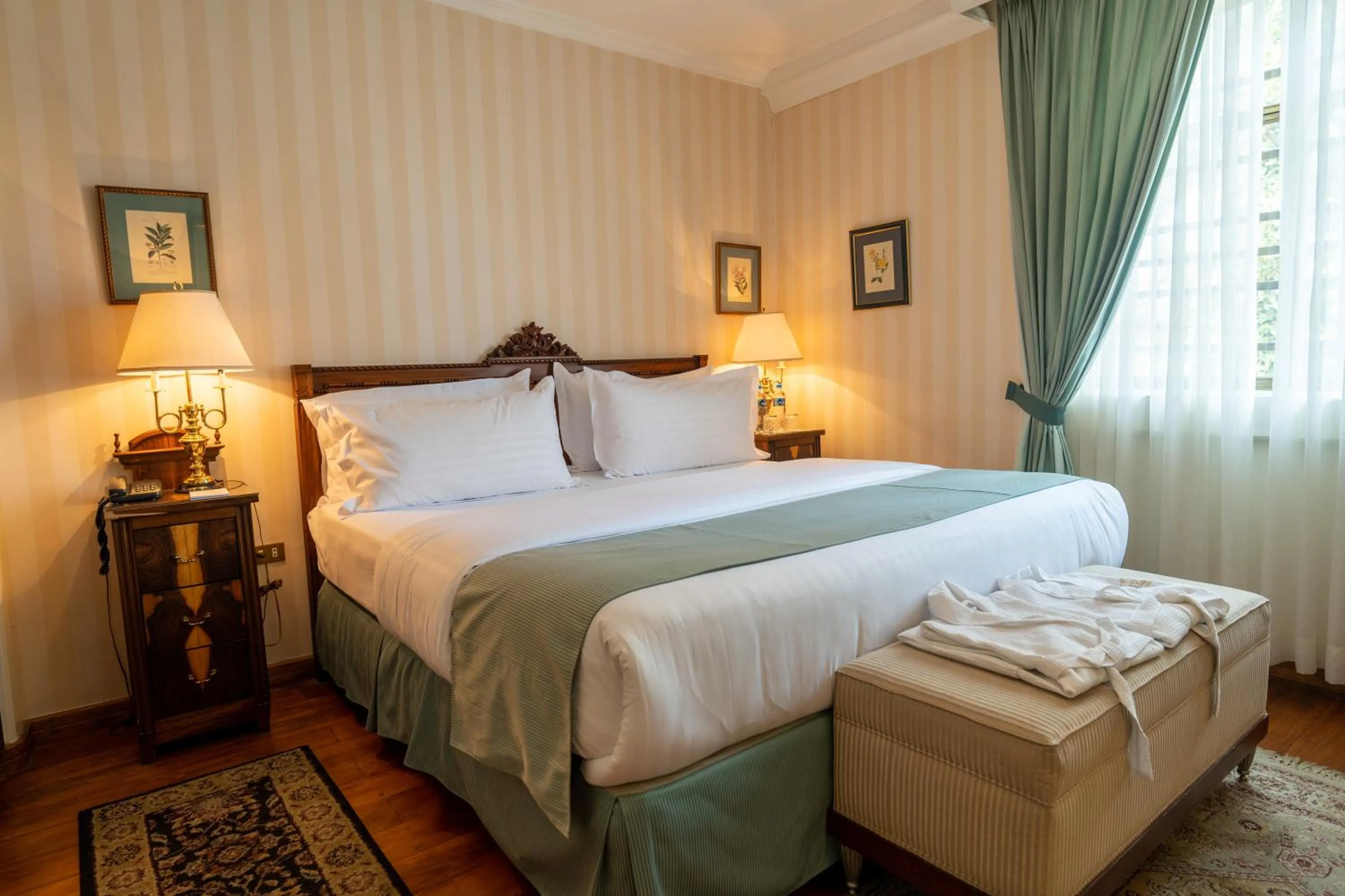 Photo of the whole room, Bed in Mansion Alcazar