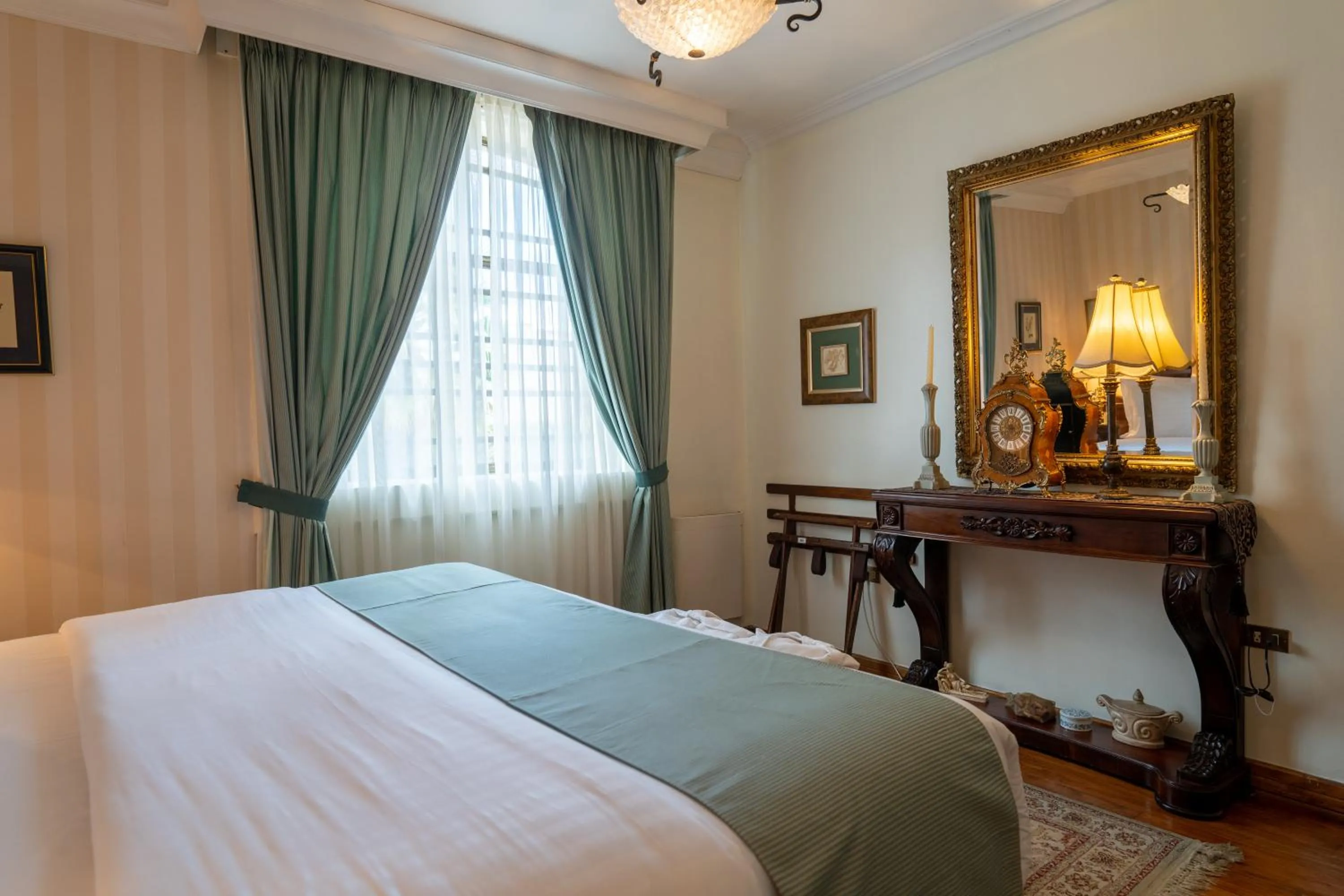 Photo of the whole room, Bed in Mansion Alcazar