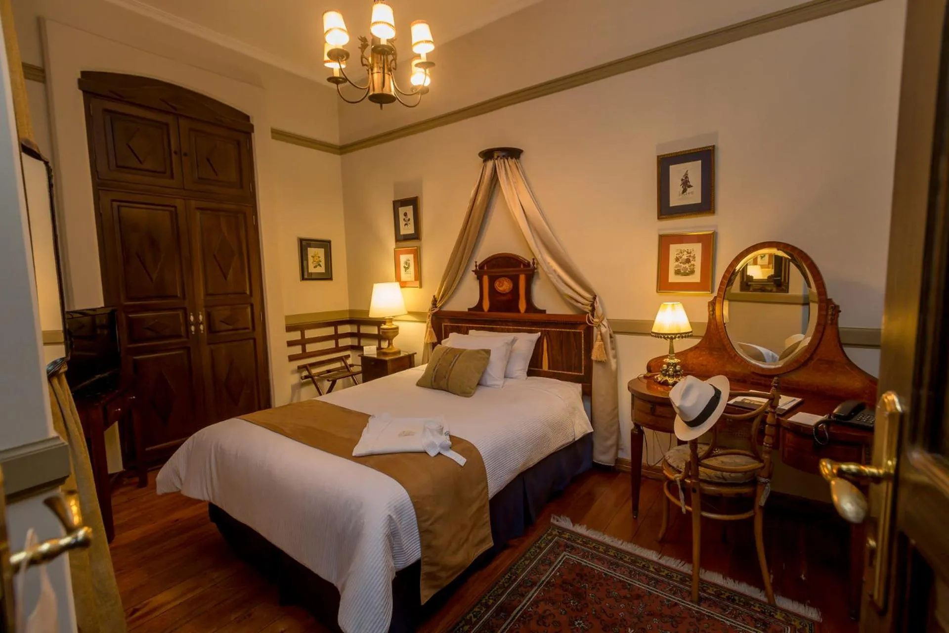 Photo of the whole room, Bed in Mansion Alcazar