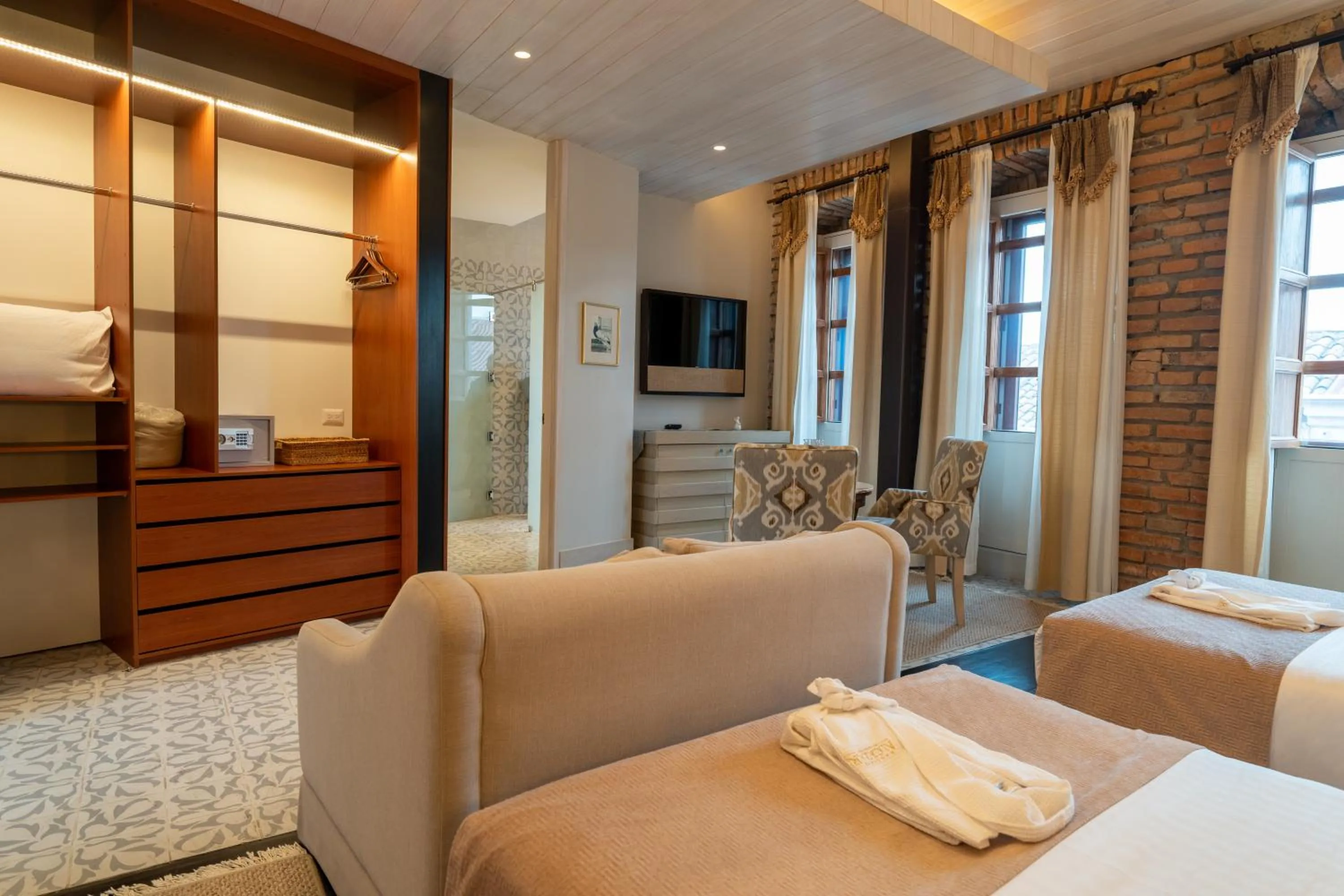 Living room, Bed in Mansion Alcazar