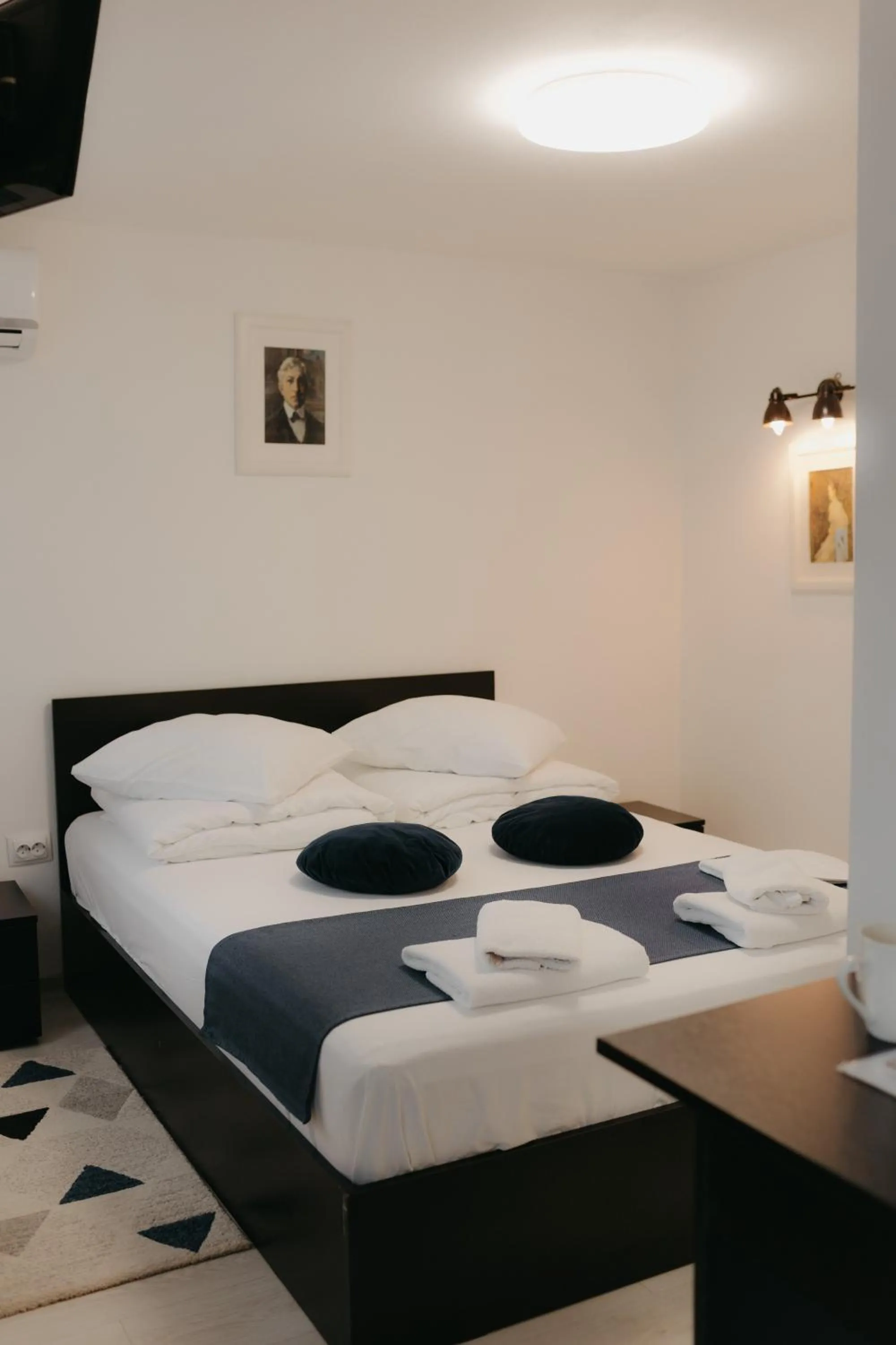 Photo of the whole room, Bed in Pensiunea Pictorilor