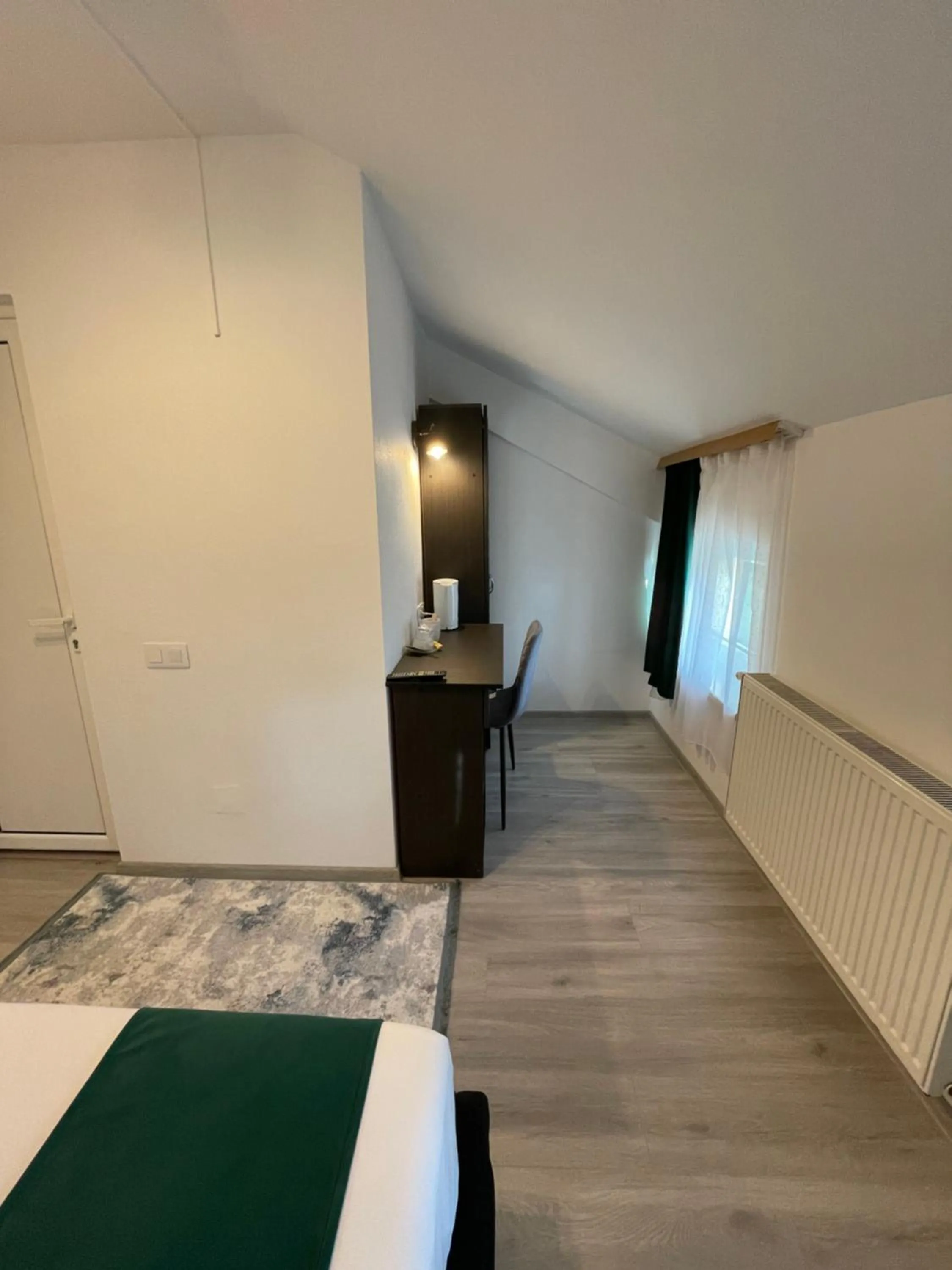 Bed in Pensiunea Pictorilor