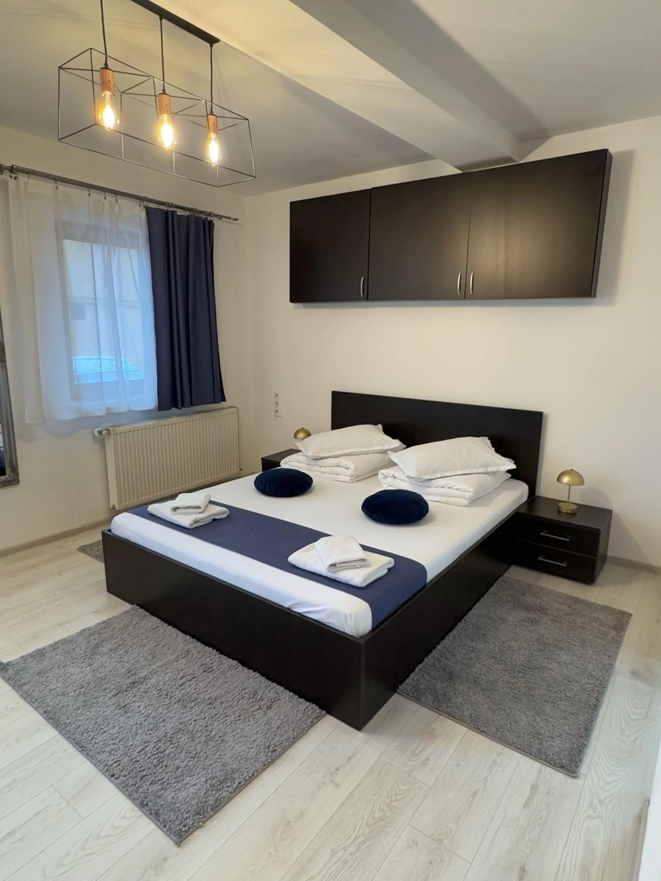 Bed in Pensiunea Pictorilor