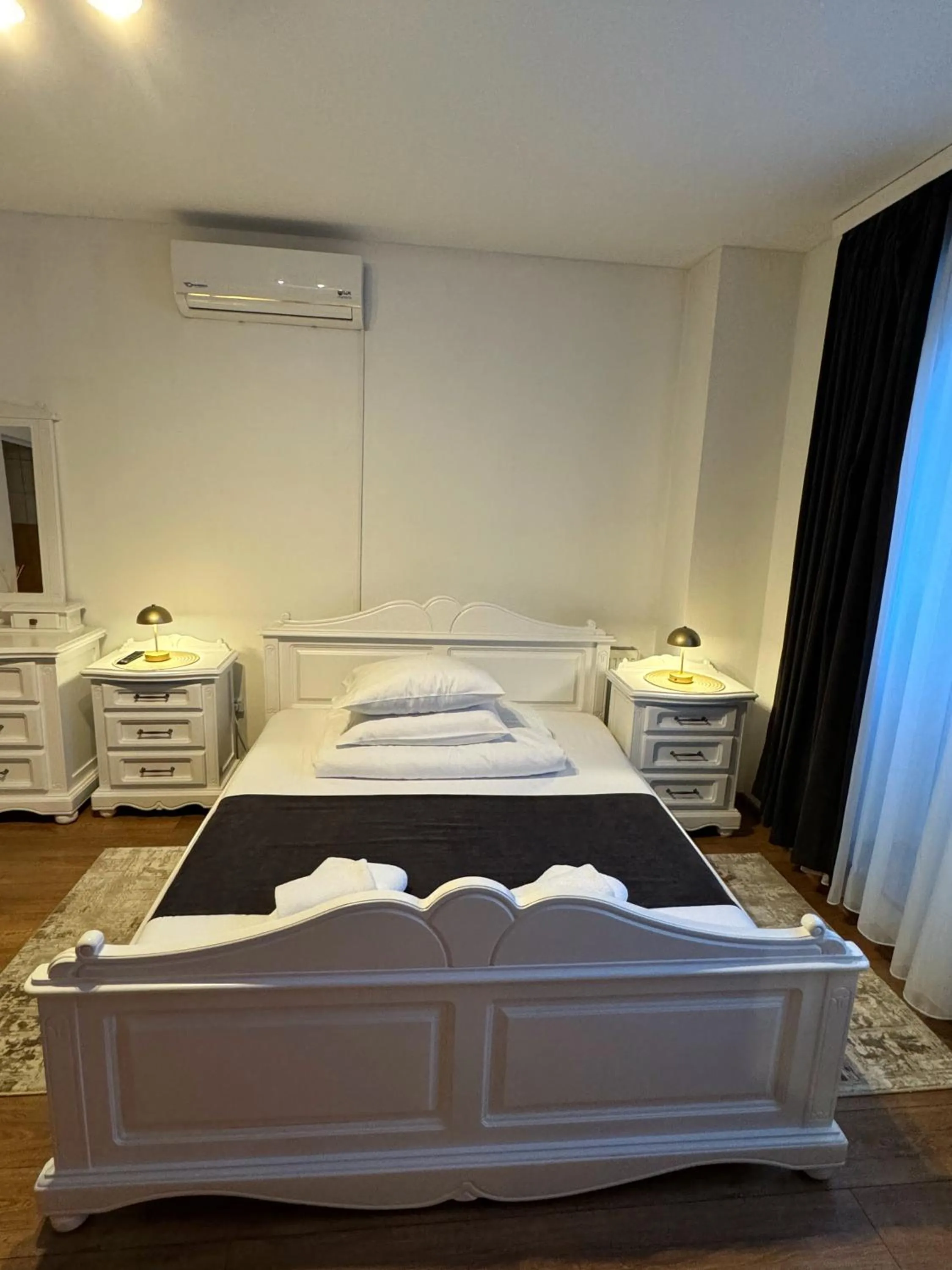 Bed in Pensiunea Pictorilor