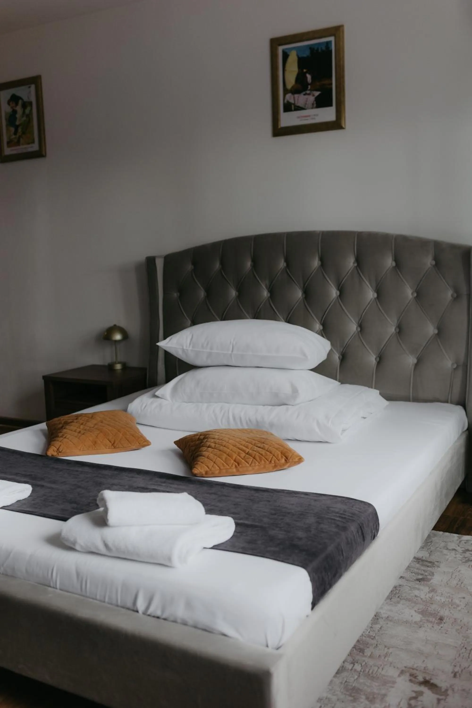 Bed in Pensiunea Pictorilor